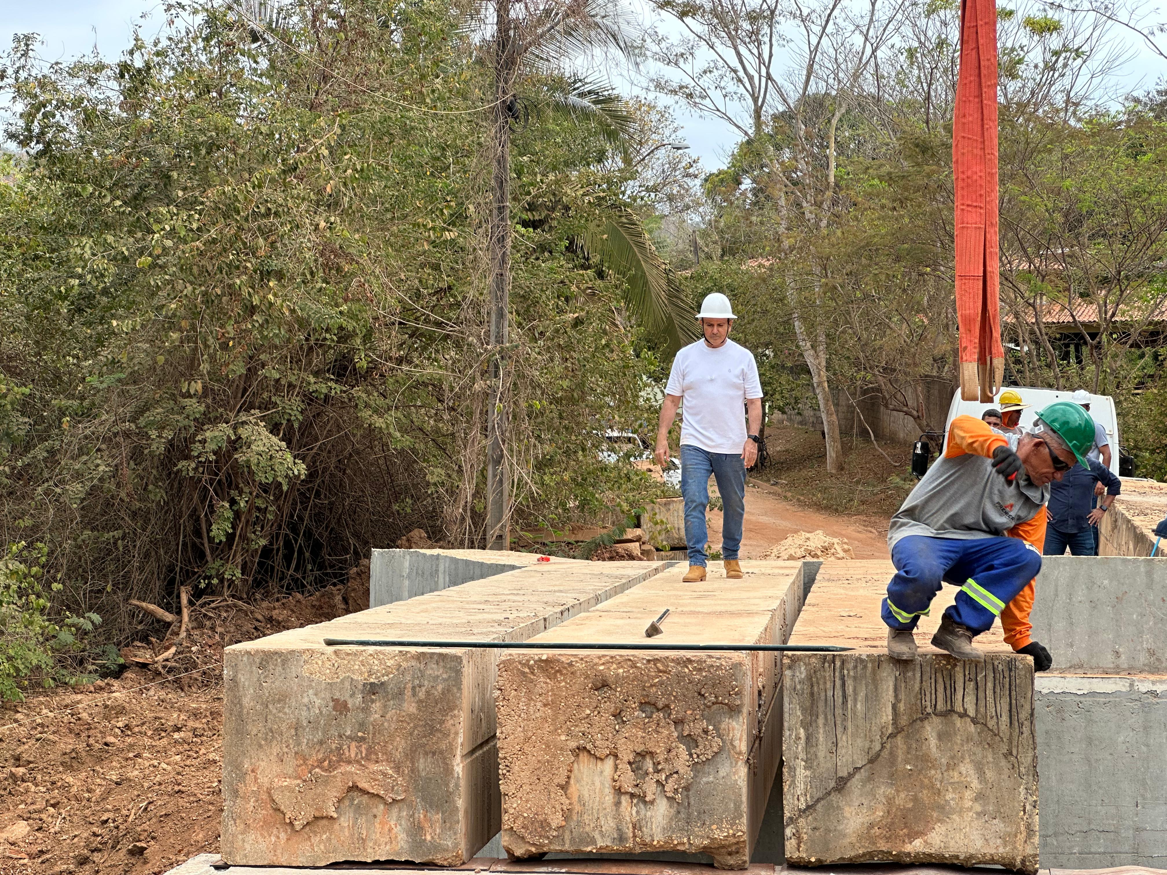 Prefeito Eduardo Siqueira em visita à obra em Taquaruçu, nesta quarta-feira, 13 