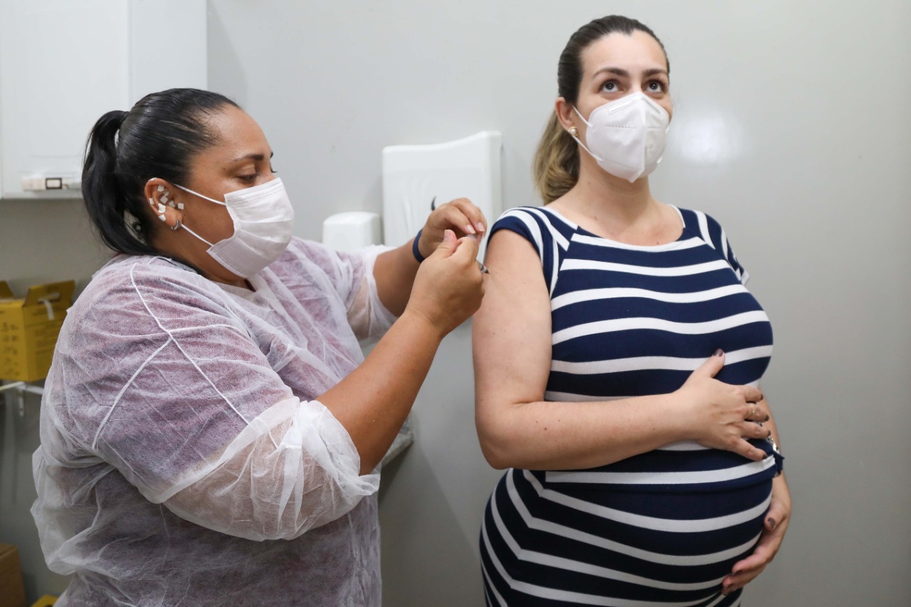 Cinthia Ribeiro completa imunização contra a Covid-19 e anuncia redução de intervalo da Pfizer