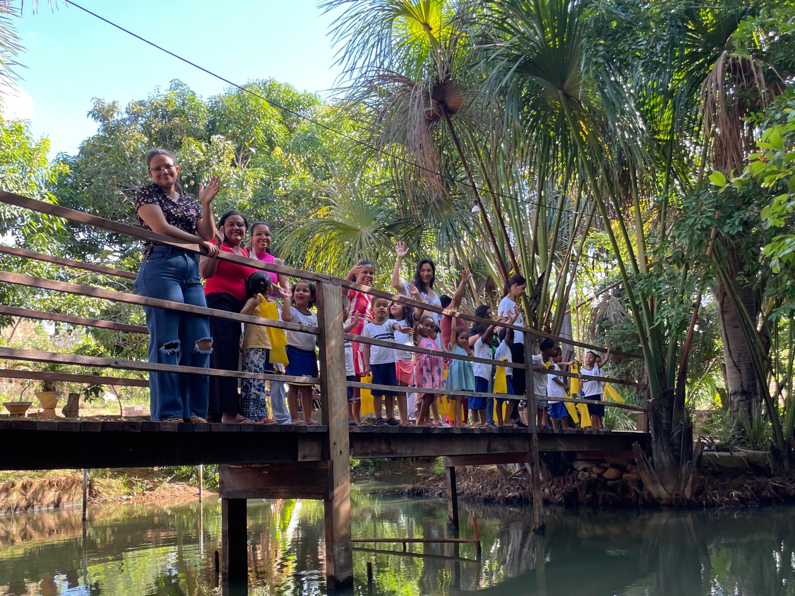 Ao longo da visita, os pequenos puderam observar de perto diferentes espécies de peixes