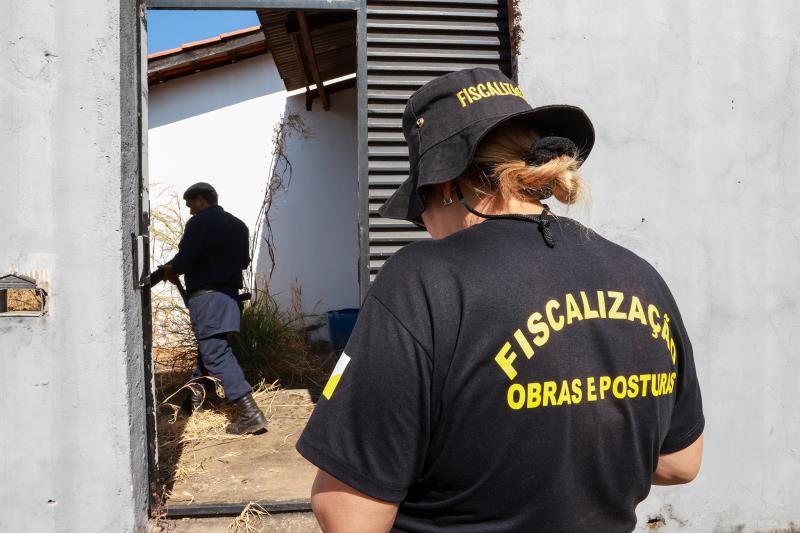 Fiscais fazem vistoria em residências desocupadas