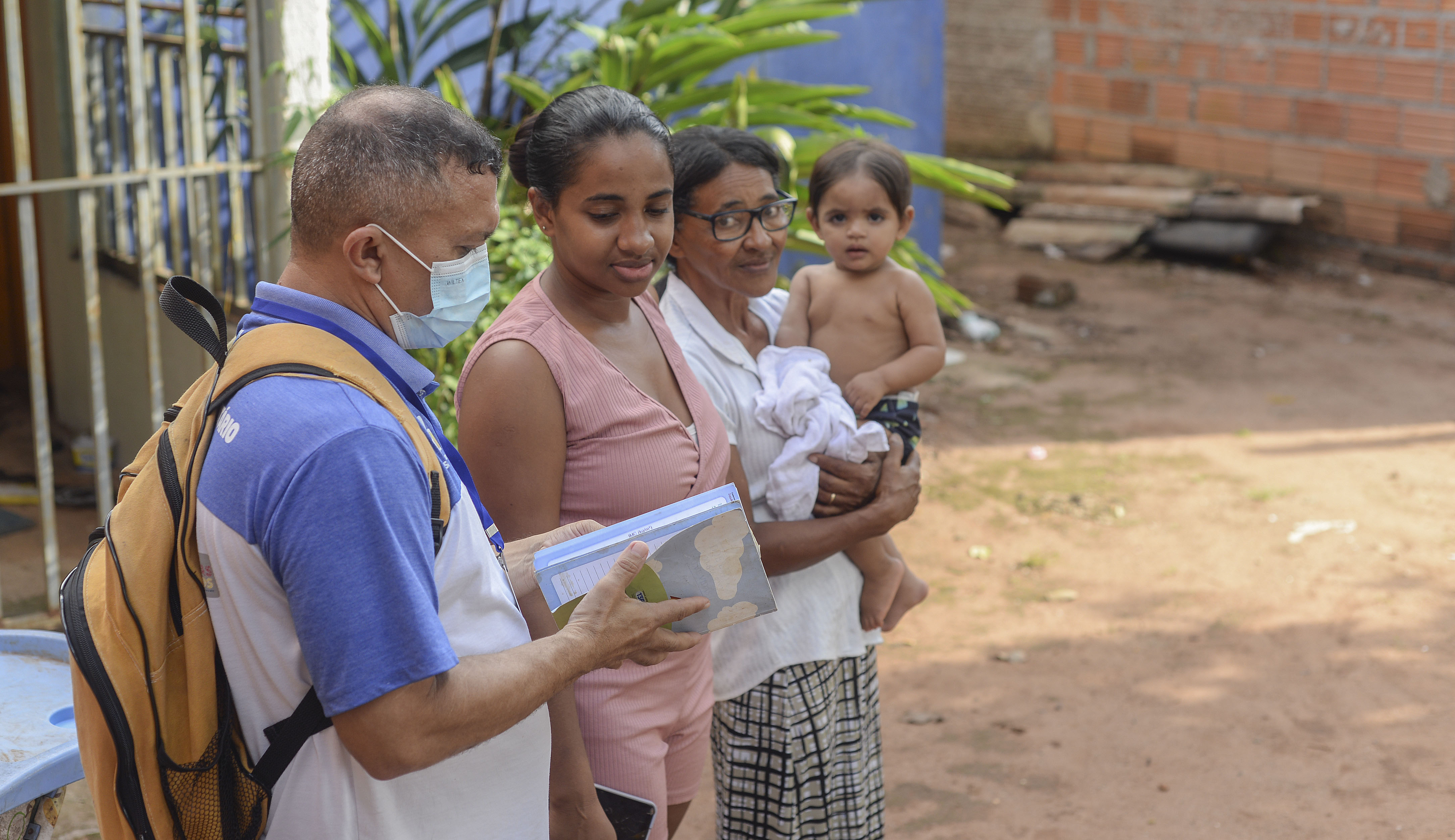 Agentes de saúde entregam panfletos informativos sobre disponibilidade de vacinas nas unidades de Palmas
