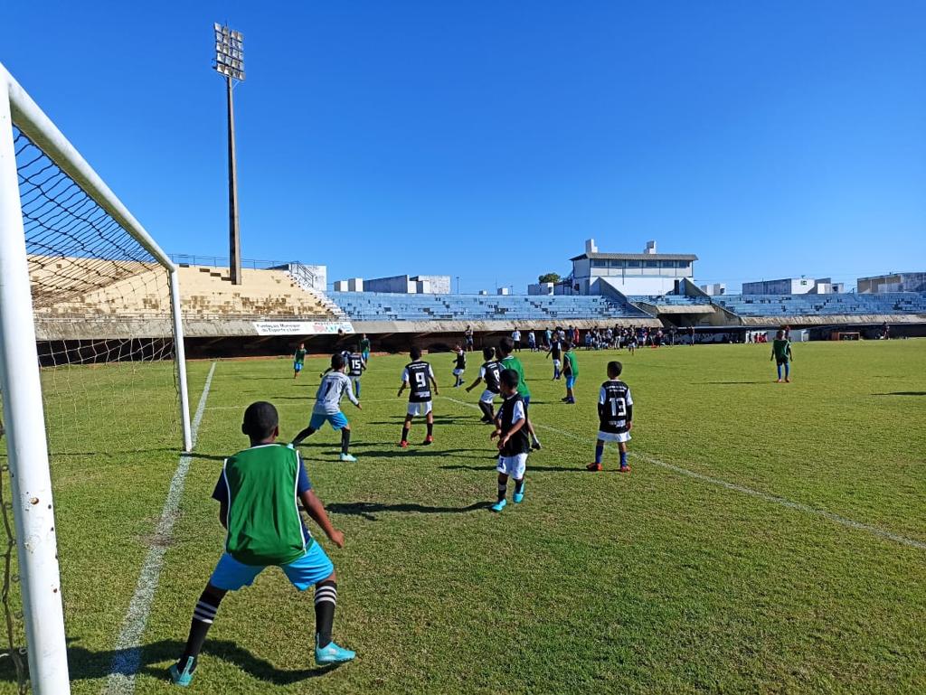 Equipes da Escolinha de Iniciação Esportiva de Taquaruçu Grande finalizam semestre com jogos no Nilton Santos