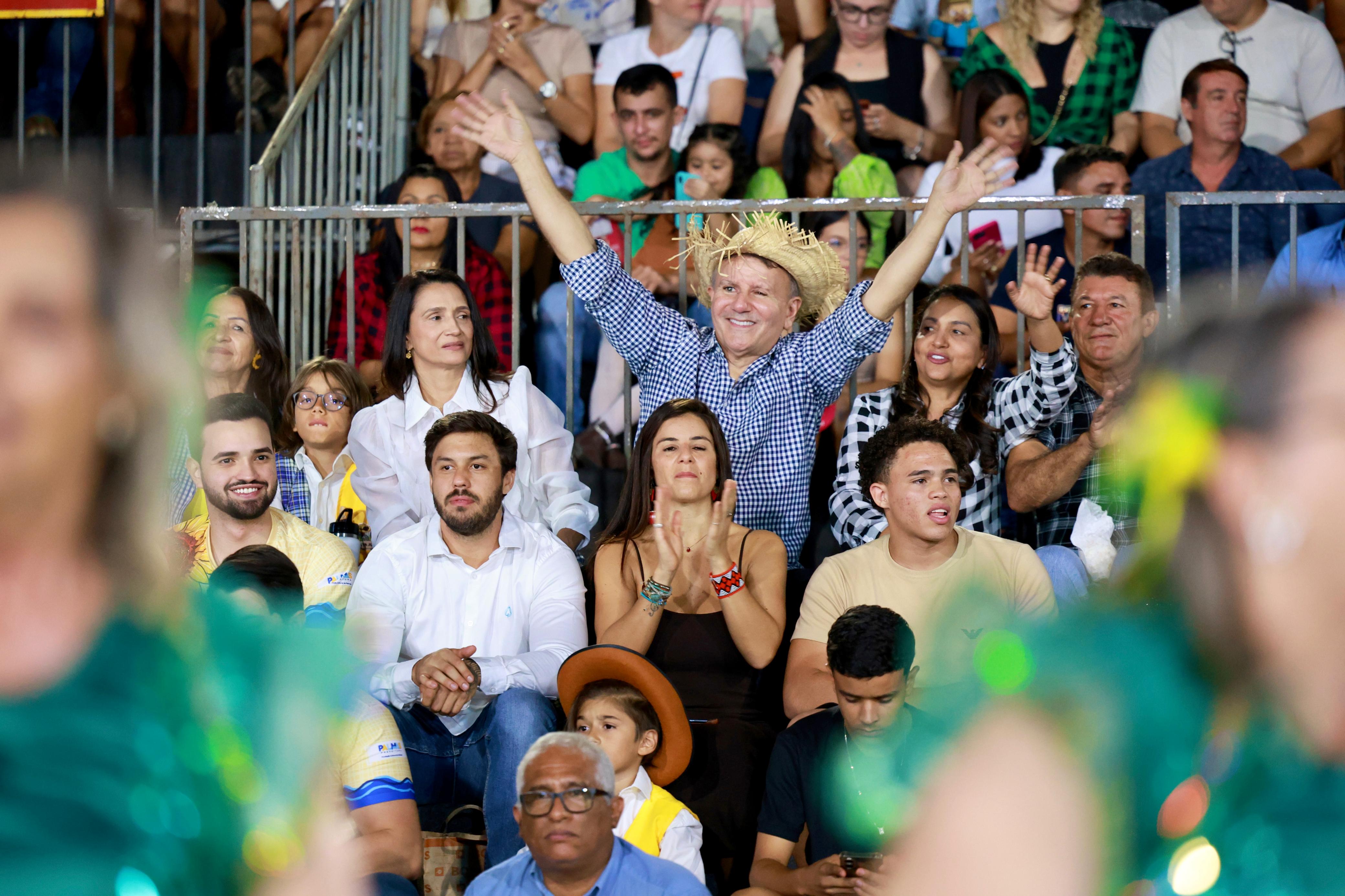 Prefeito Eduardo Siqueira Campos vibra da arquibancada da Arena durante uma das apresentações juninas