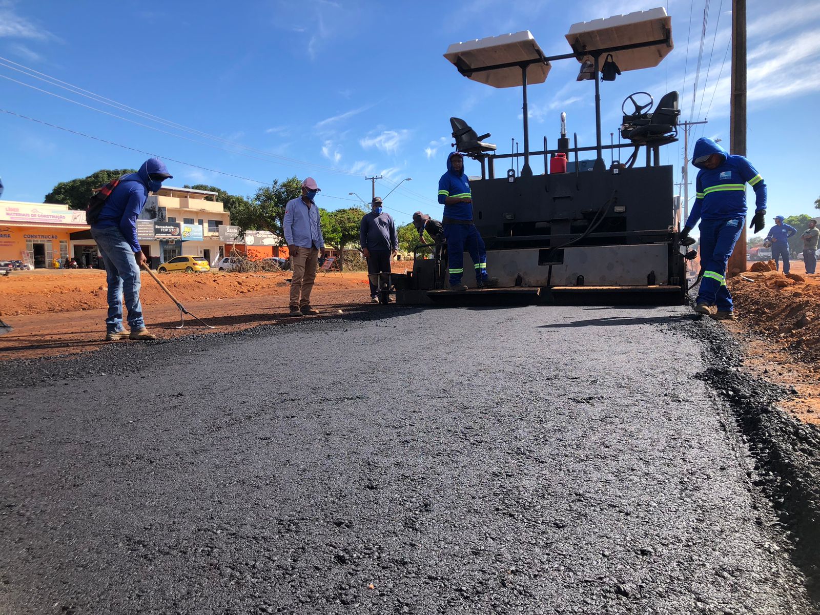 Obras na avenida LO-21 avançam com duplicação e pavimentação em CBUQ