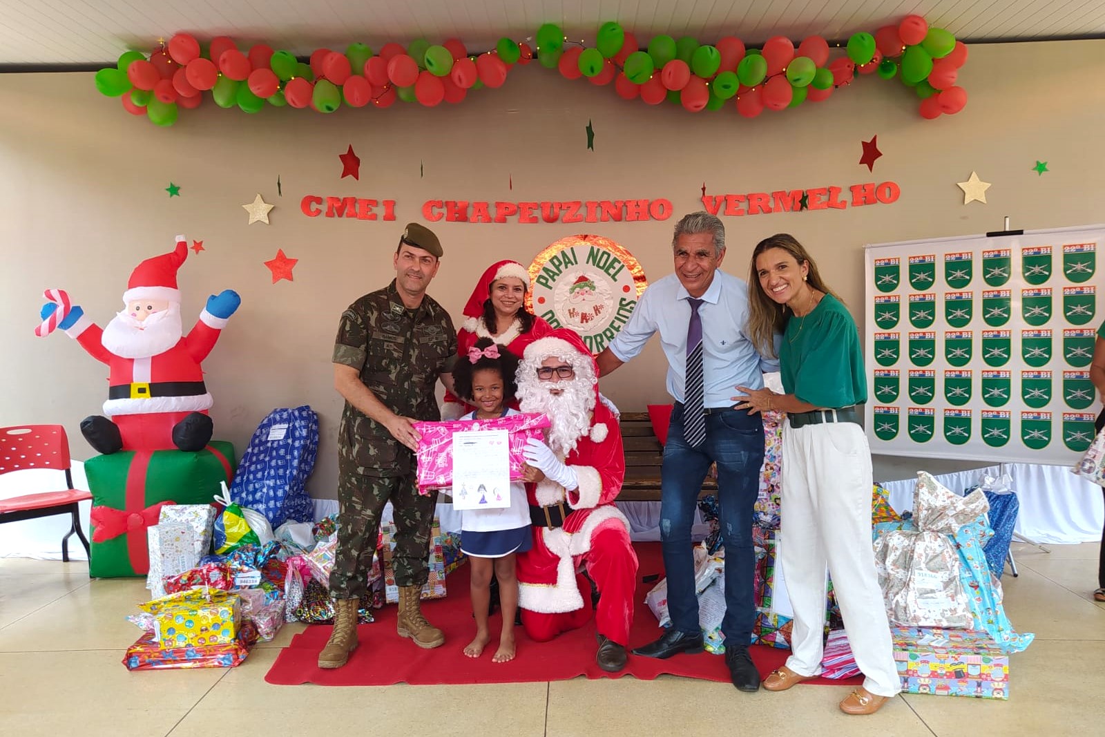 Papai Noel dos Correios entrega presentes para crianças do Cmei Chapeuzinho Vermelho
