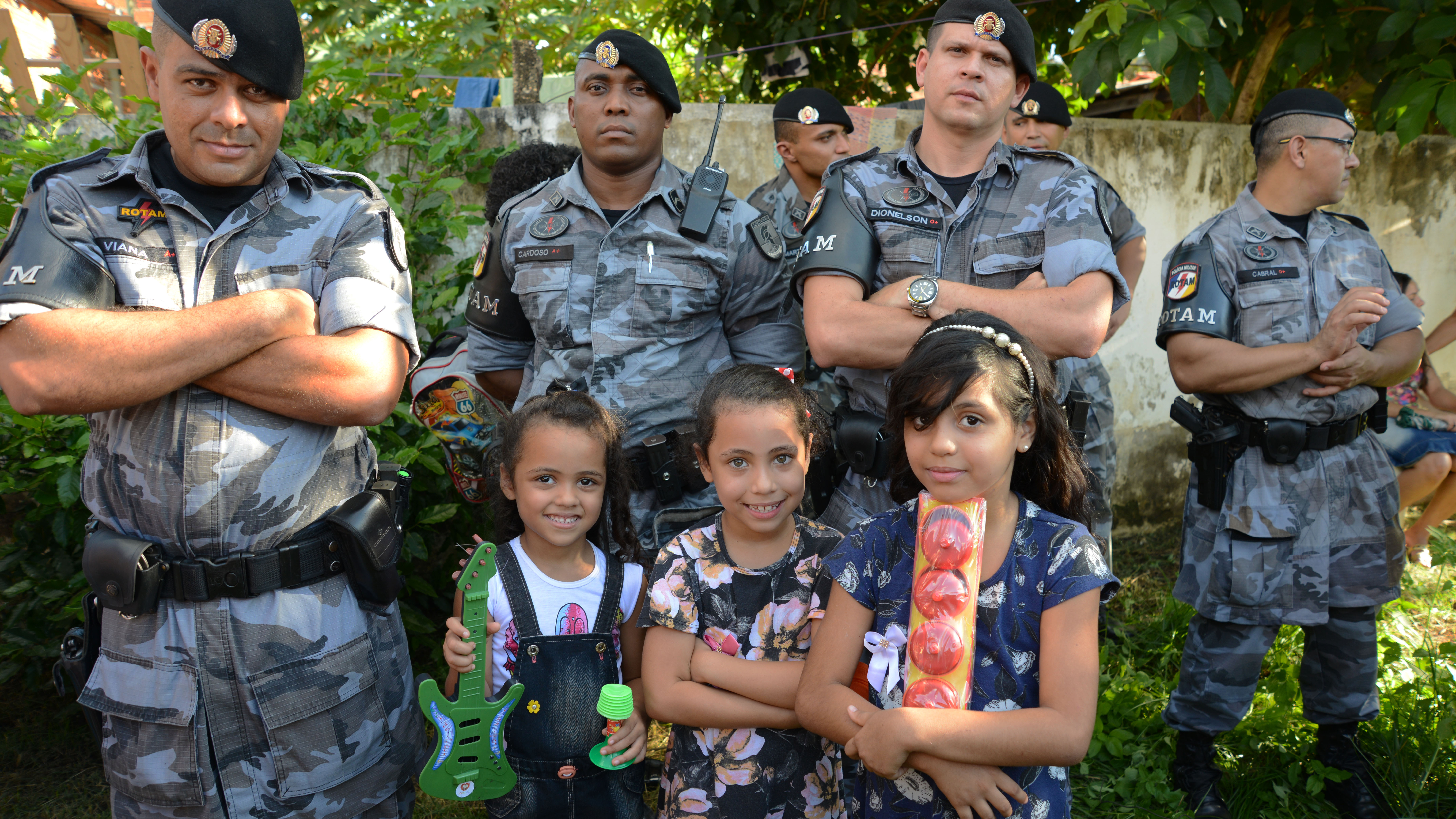 Policiais da Rotam levam cerca de 300 presentes a crianças carentes de Taquaruçu e recebem carinho em troca