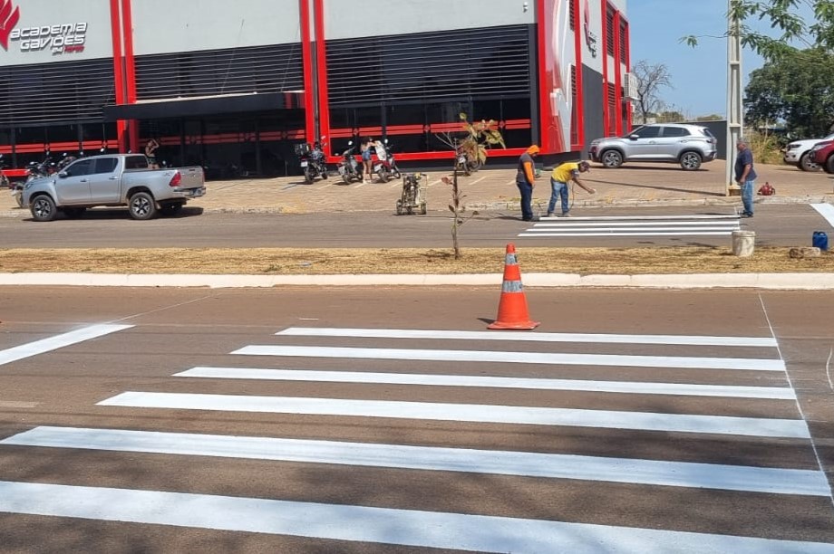 Prefeitura de Palmas executa sinalização viária próxima à rotatória da Avenida NS-02 e Avenida LO-21