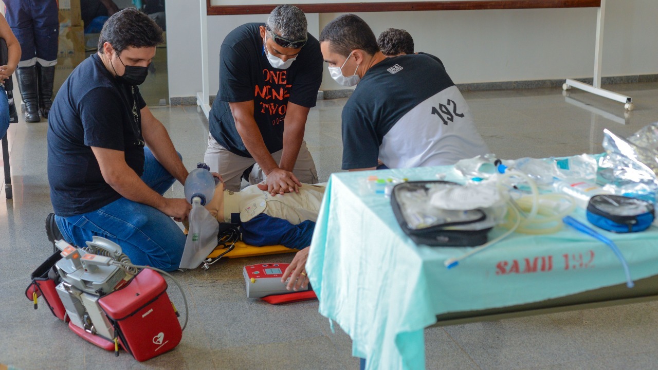 Profissionais do Samu realizam ação de conscientização sobre manobras de ressuscitação cardiopulmonar neste sábado, 16