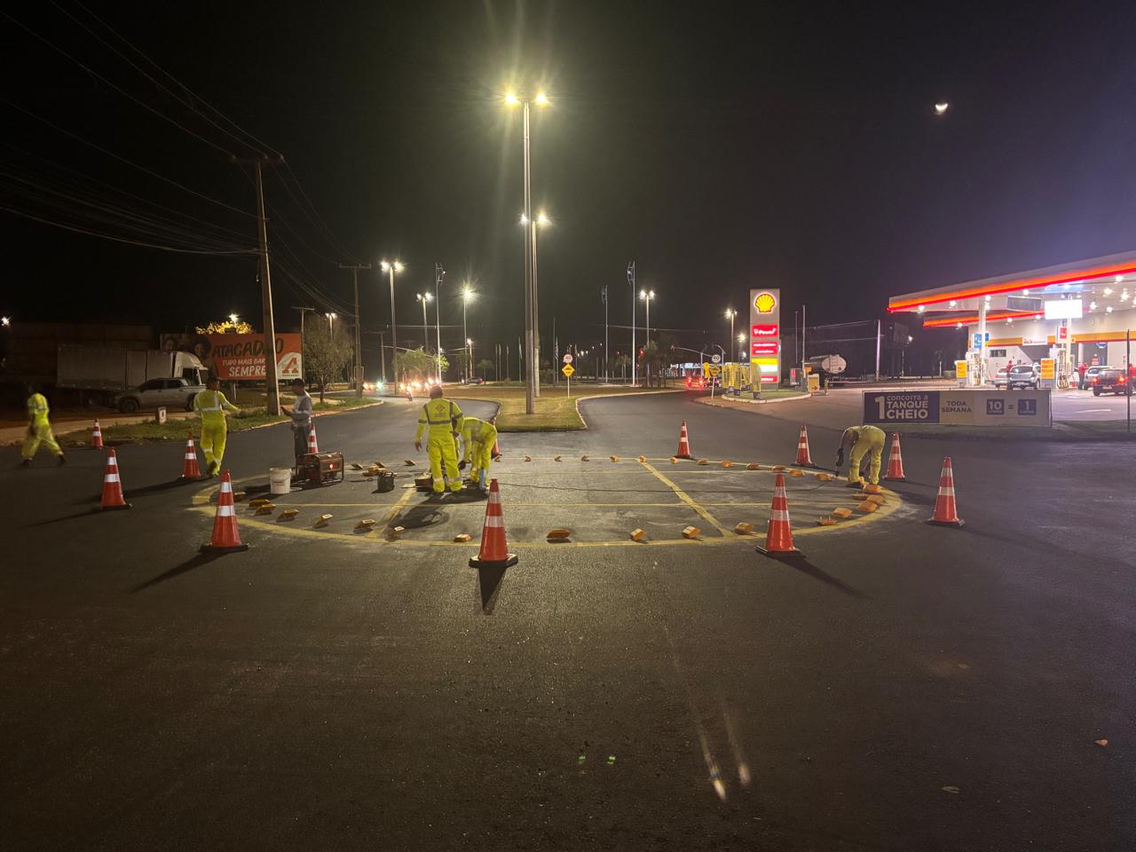 Implantação da rotatória com pintura e tachão na Avenida I, no Jardim Aureny  III