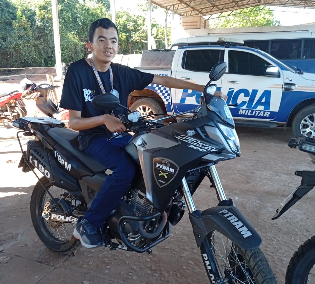 Pedro Henrique, aluno autista, celebrou a realização do seu sonho