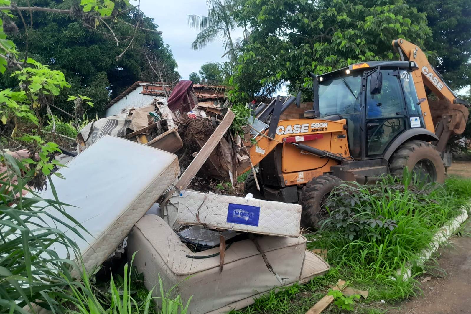 Mais móveis e colchões encontrados durante a retirada de entulho