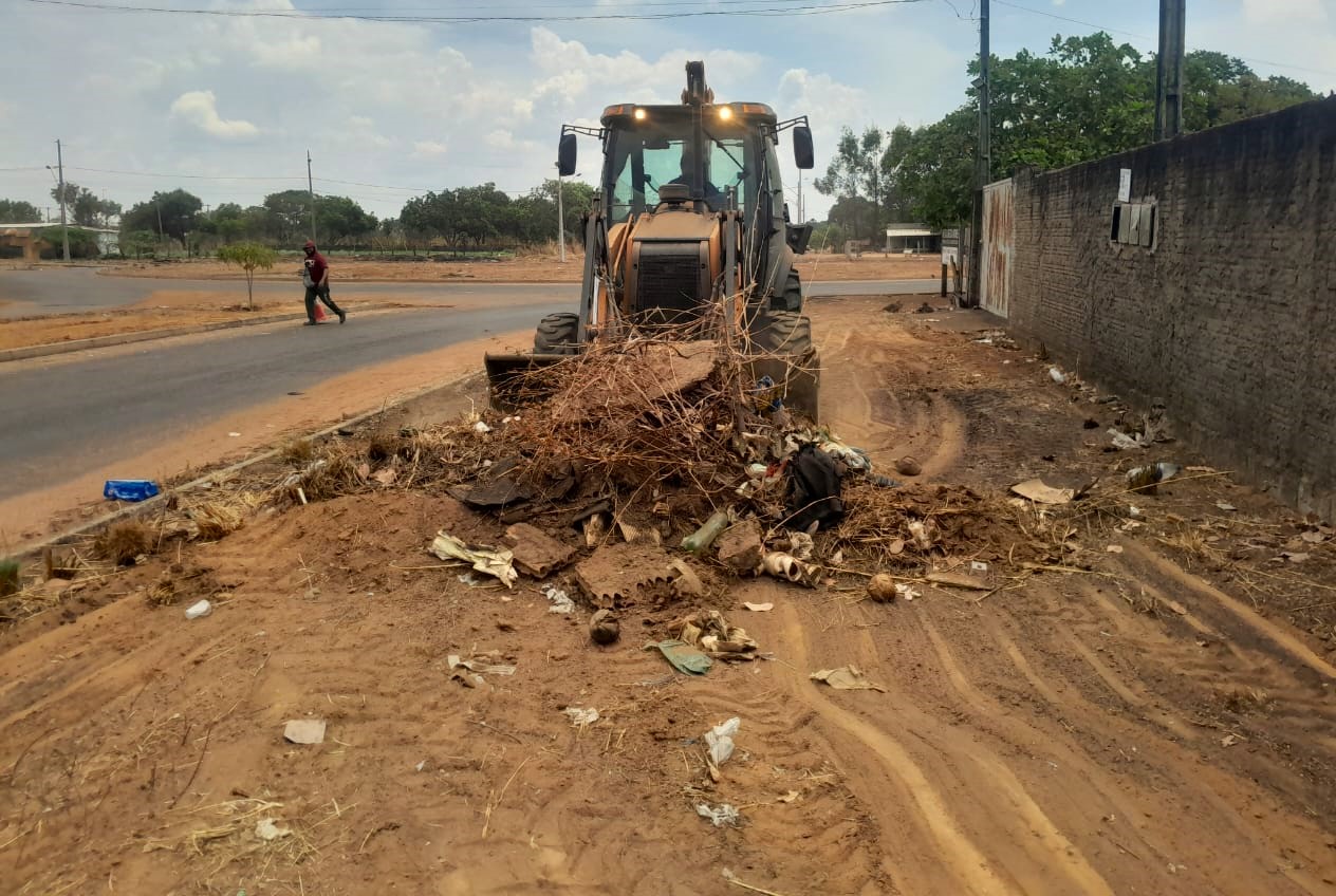 Retirada de entulho no Jardim Taquari, próximo ao loteamento Flamboyant