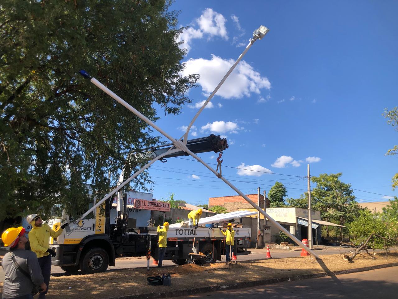 Avenida comercial do Jardim Aureny II recebe iluminação de LED