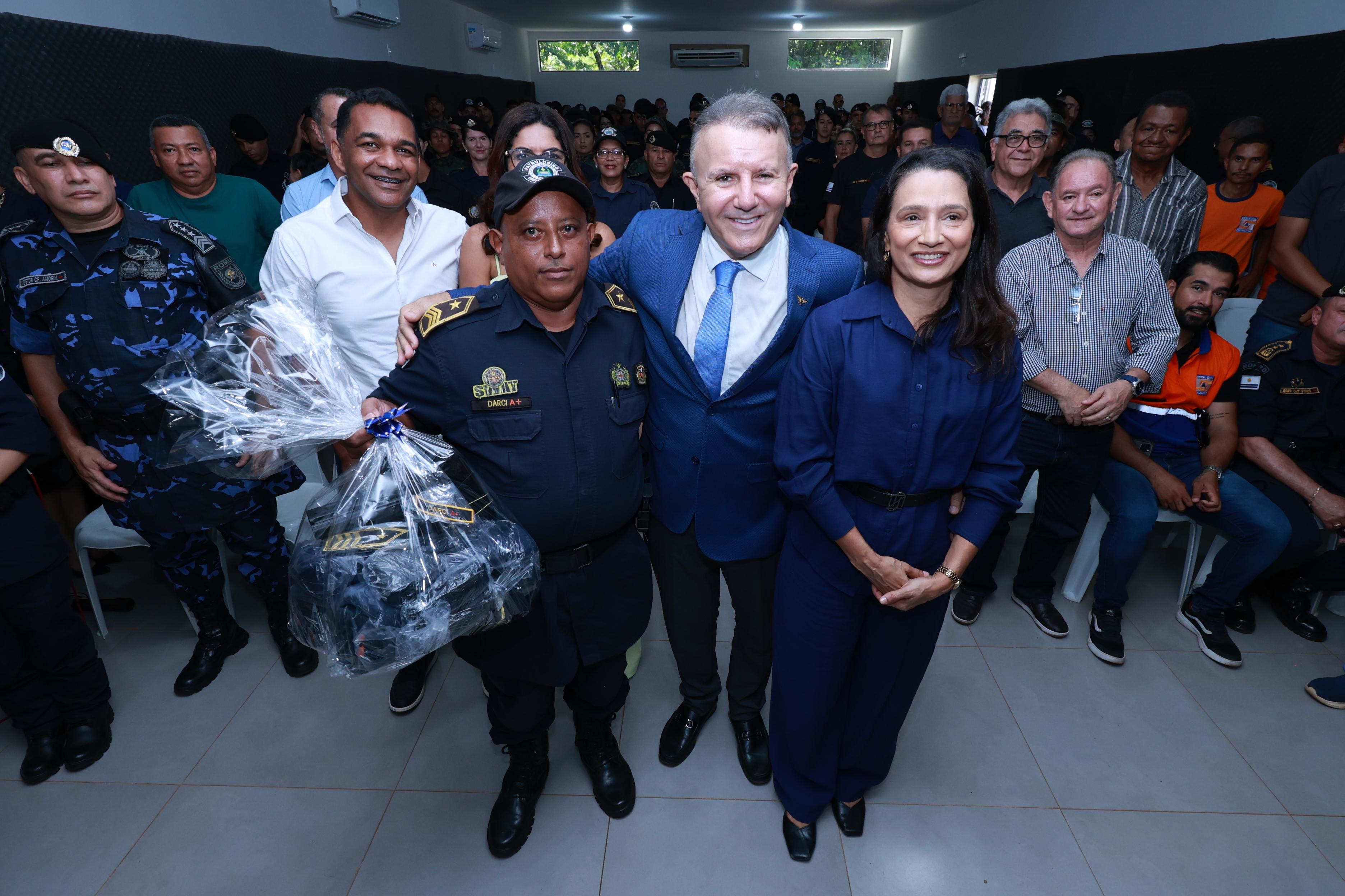 Eduardo Siqueira Campos e a primeira-dama, Polyanna Siqueira Campos, durante entrega de kit de uniforme à GMP