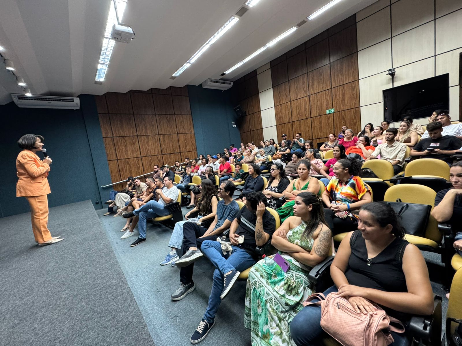 Josi Oliveira abordou técnicas de bom atendimento ao cliente