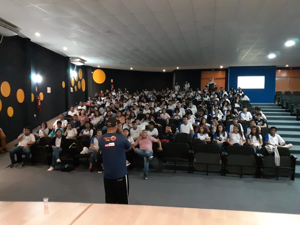 ‘Palmas pra Vida’ lota auditório de escola em roda de conversa sobre drogas e assédio sexual antes do Carnaval