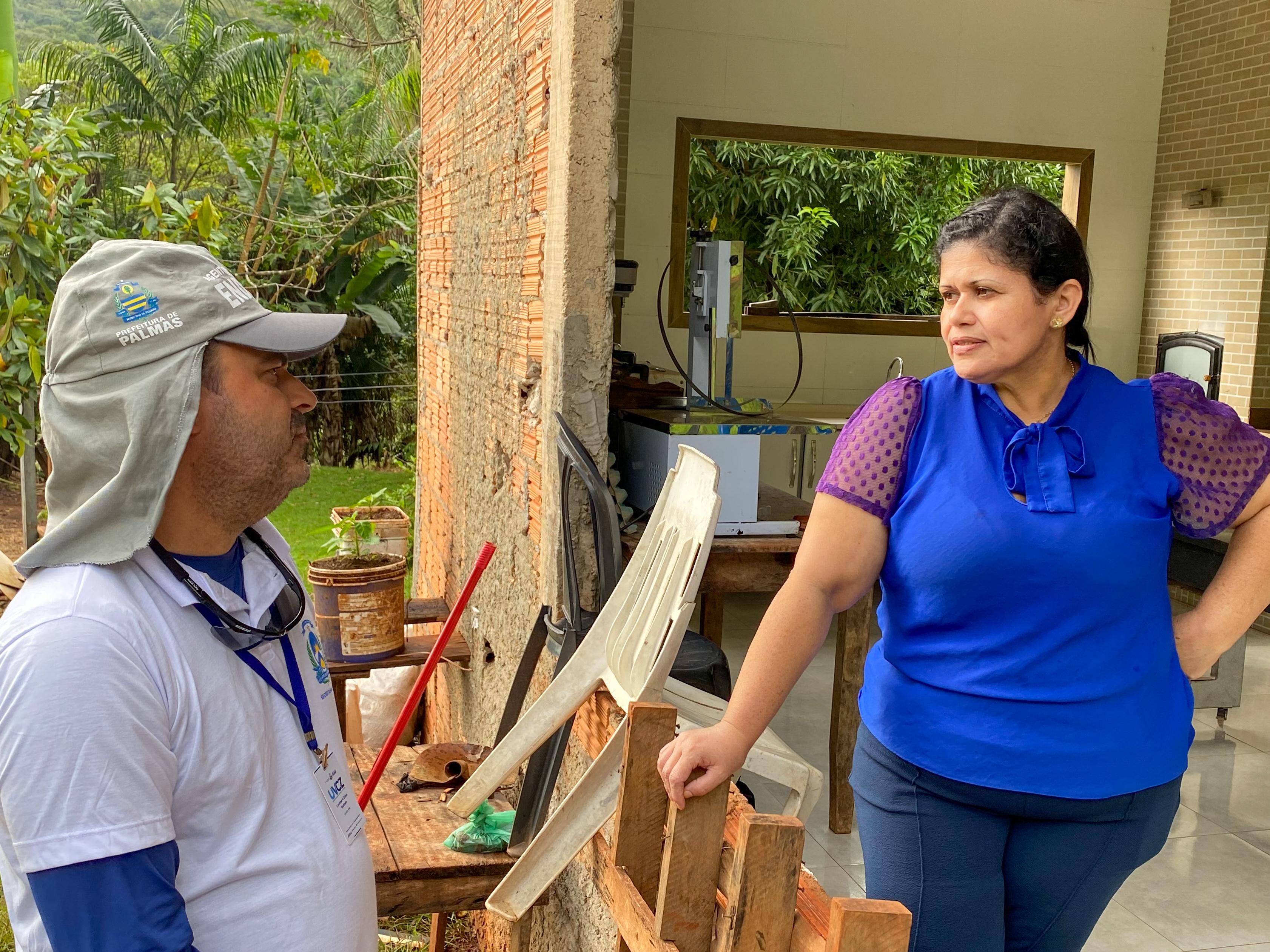 Moradora da zona rural de Taquaruçu, Ivanice Resplande recebe orientações da UVCZ sobre os cuidados com o barbeiro