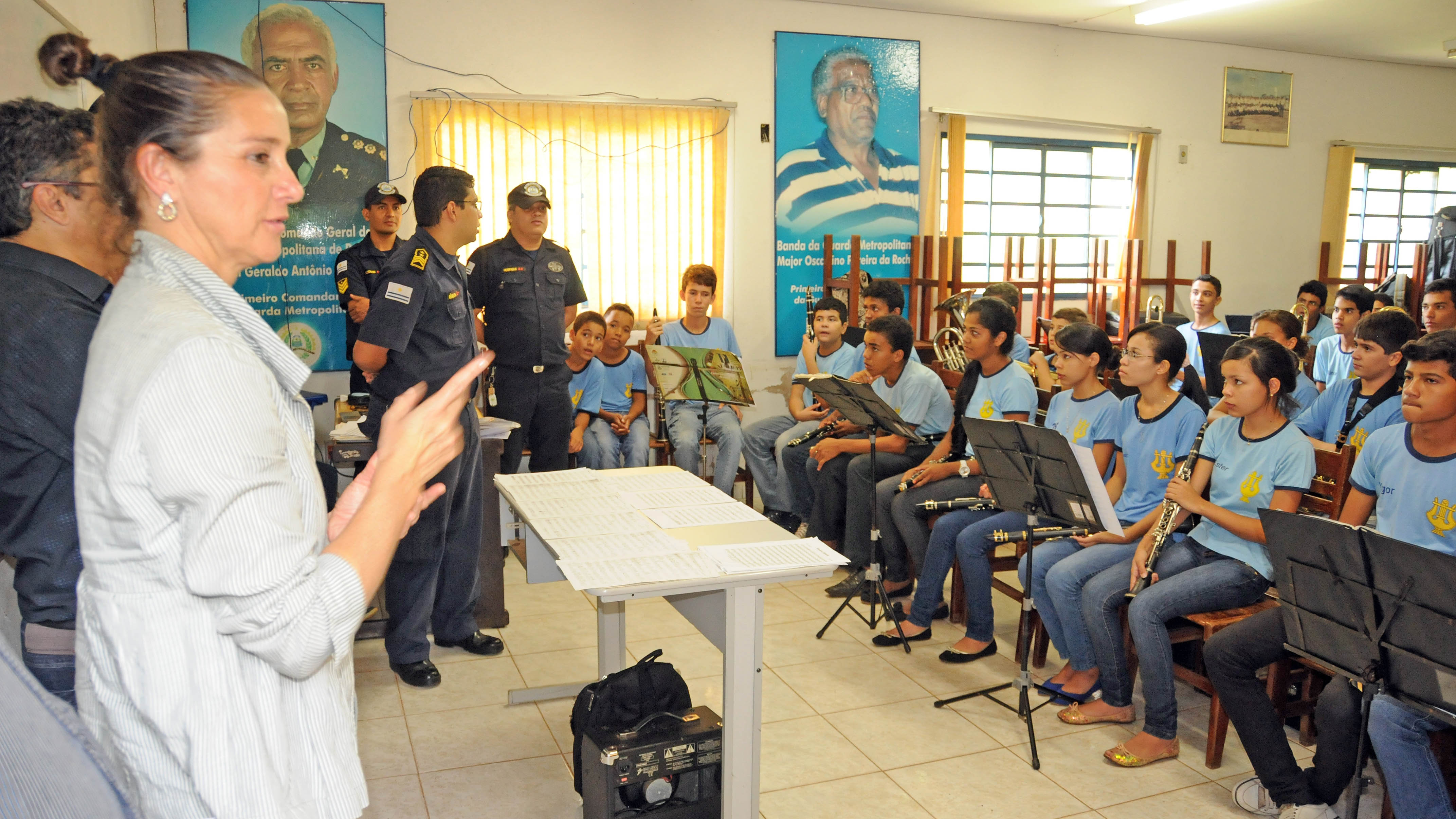 Alunos da escolinha de iniciação musical da GMP recebem visita da primeira-dama de Palmas