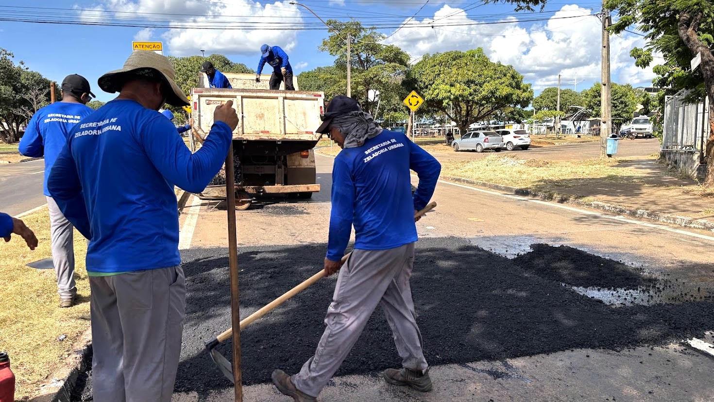 Equipes trabalhando na construção da primeira lombadas instalada
