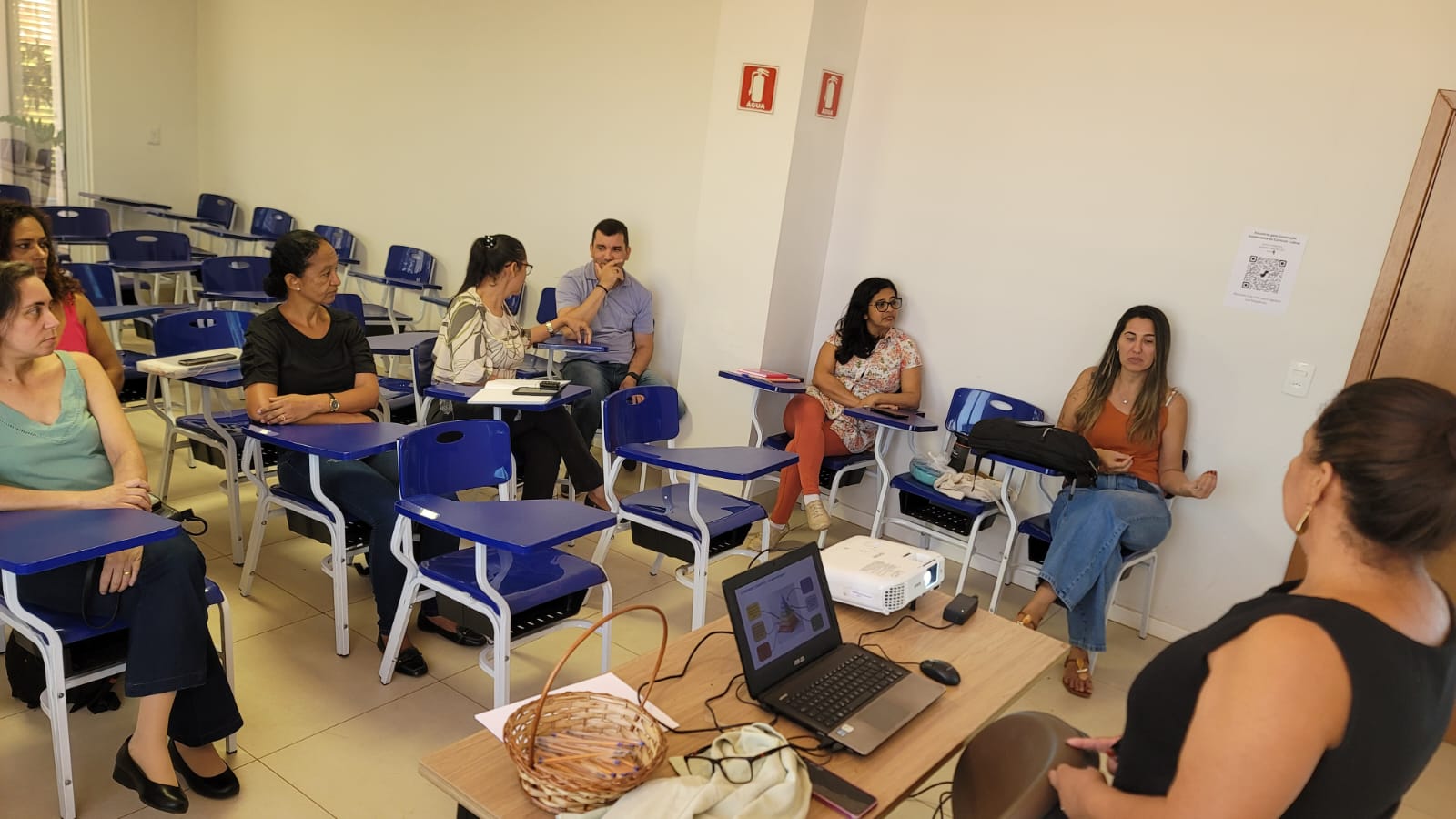 O objetivo é envolver os professores de Libras na construção do currículo da Língua Brasileira de Sinais no âmbito da rede municipal