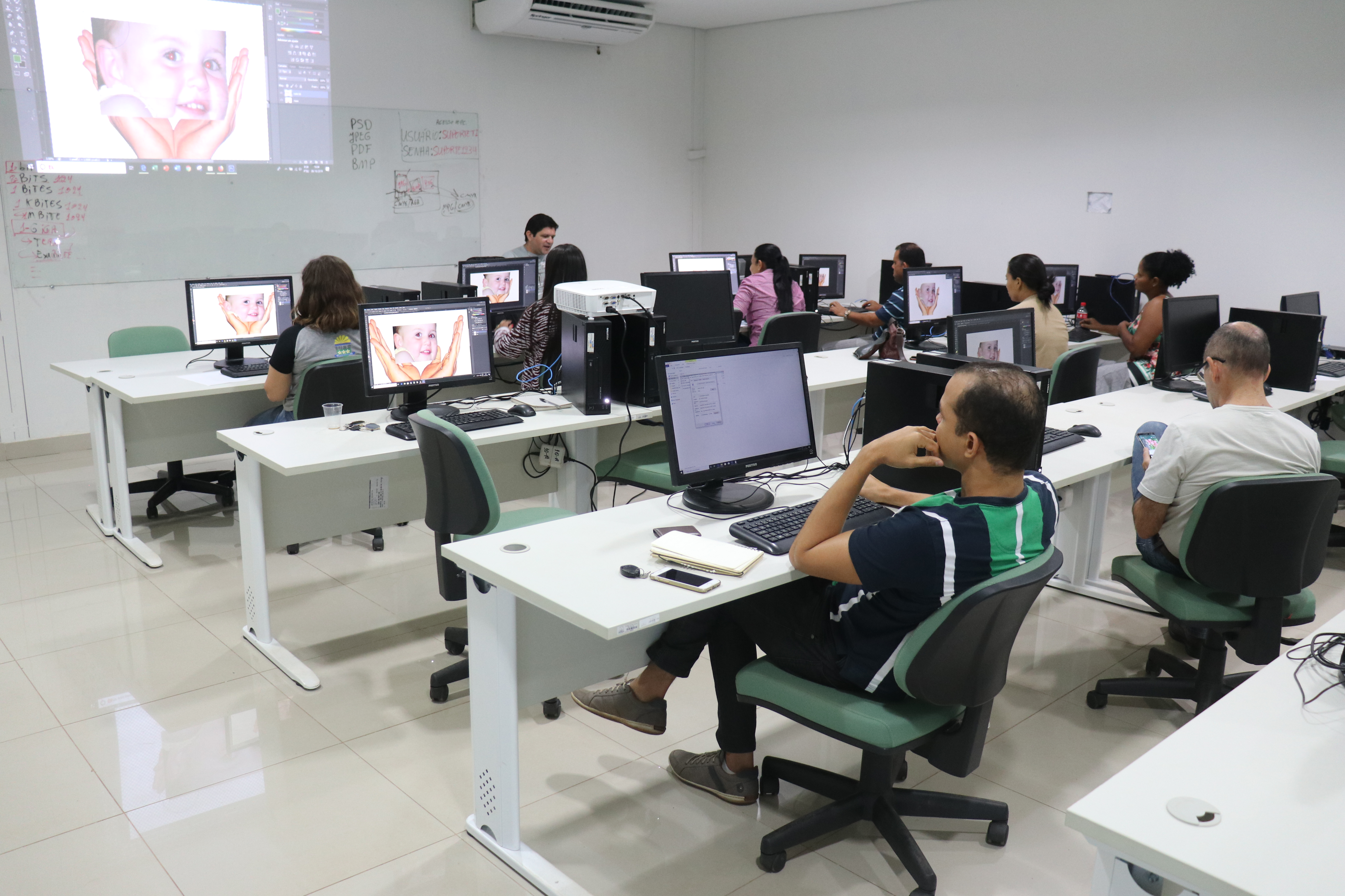 Servidores são qualificados para trabalhos básicos com photoshop