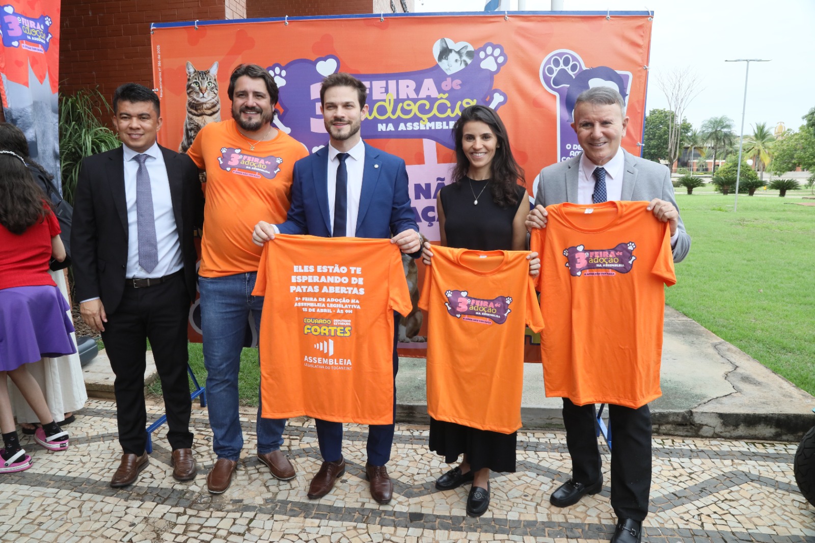 Prefeito de Palmas destaca compromisso com bem-estar animal durante 3ª Feira de Adoção na Assembleia Legislativa