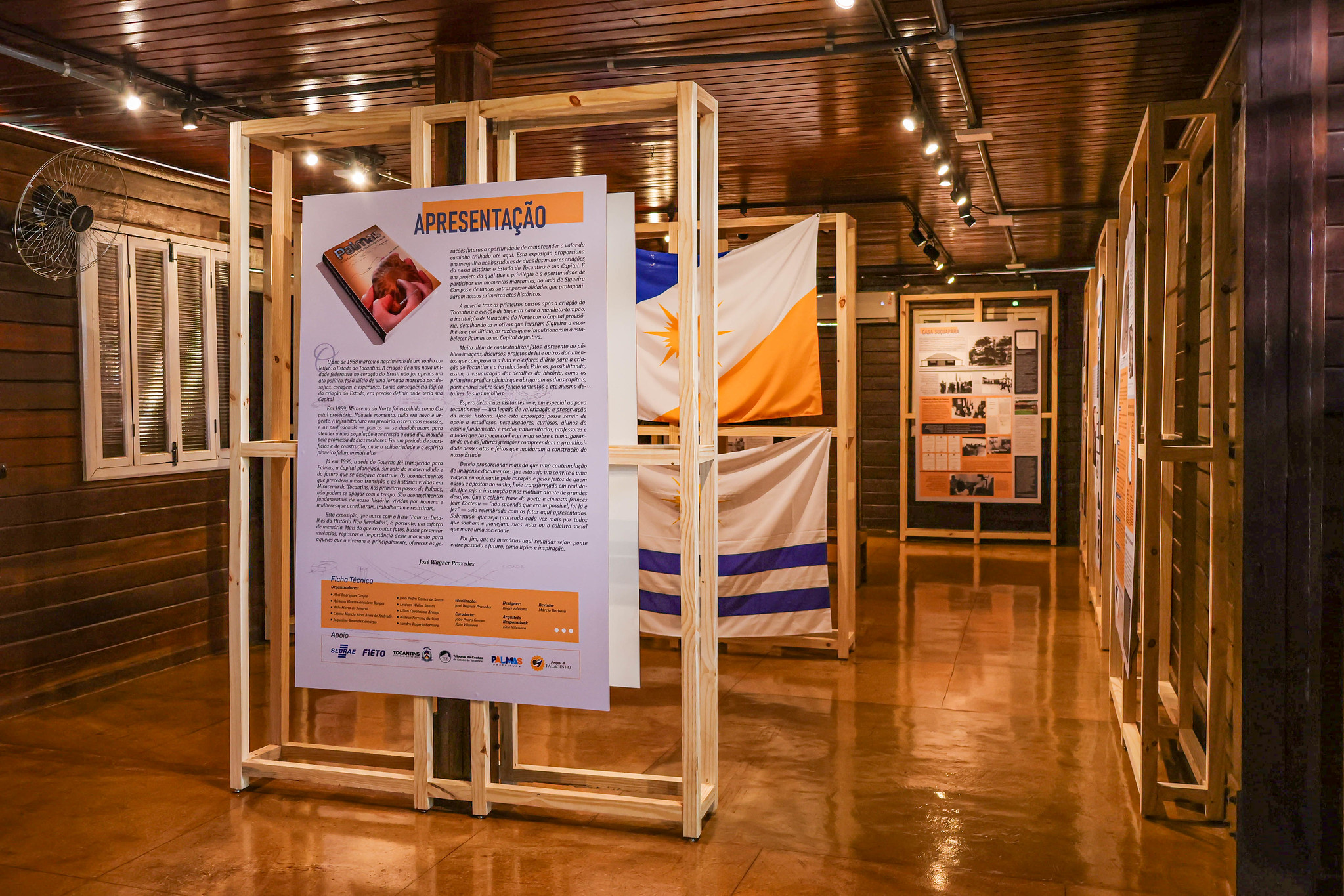 A exposição imersiva se encontra no Museu Palacinho e conta com nove painéis que relatam a história, em ordem cronológica, da criação do Tocantins até Palmas se tornar Capital. A visitação é gratuita e pode ser feita de segunda a sábado, das 8 às 17 horas