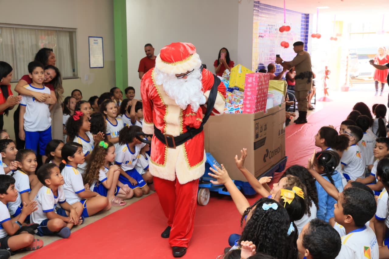 Em Palmas, Papai Noel dos Correios entrega presentes aos alunos da Escola Municipal Benedita Galvão