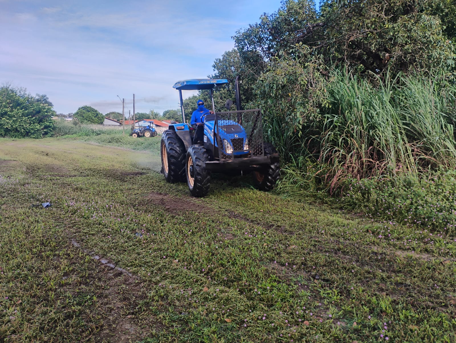Roçagem com trator na Arso 112 (1105 Sul)