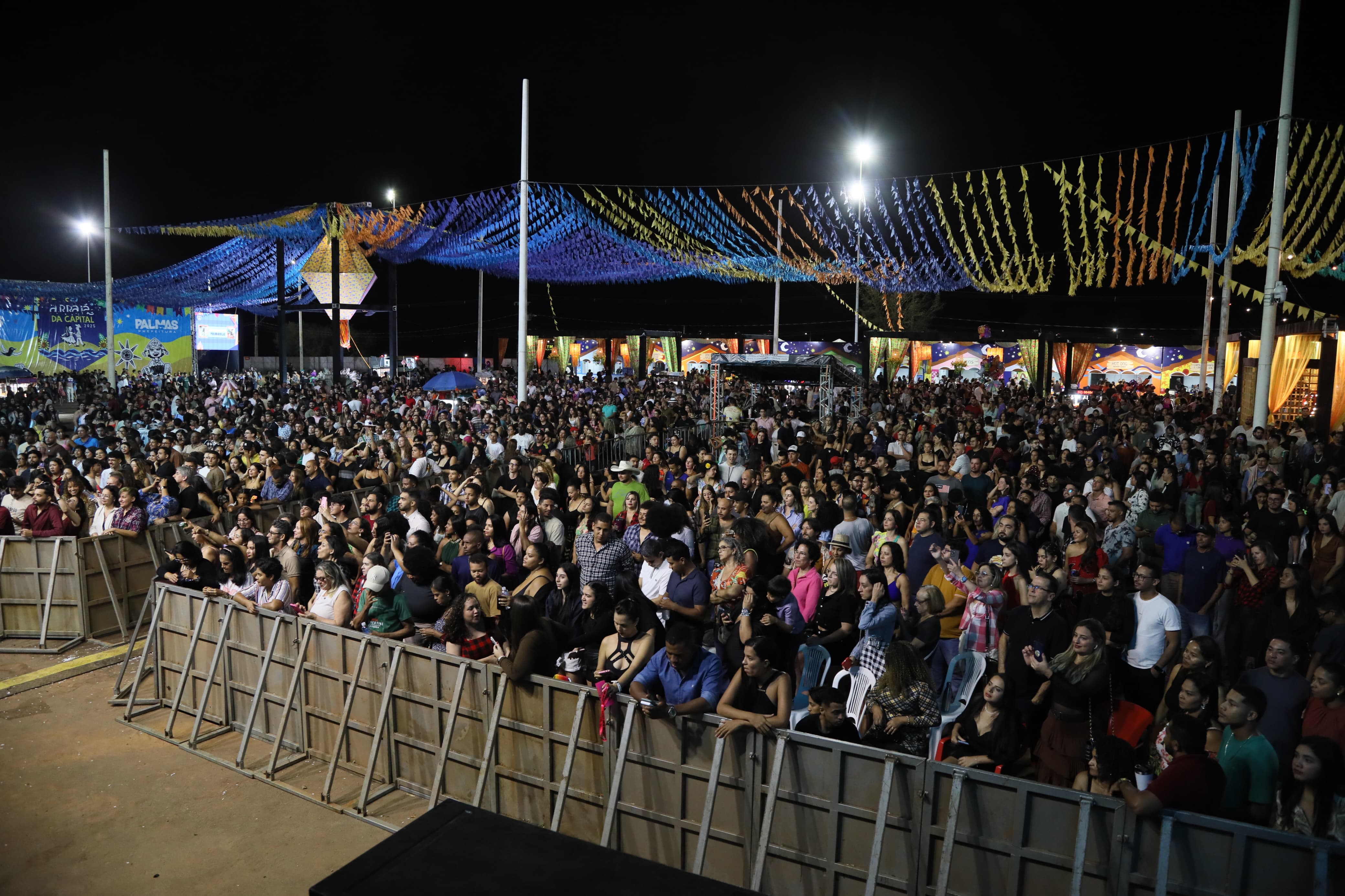 Cerca de 4,3 mil pessoas, entre crianças, jovens e idosos, prestigiaram o show da banda

