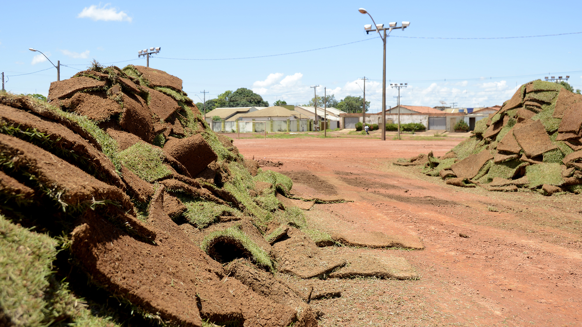 Campo de futebol em reforma volta a ter grama subtraída