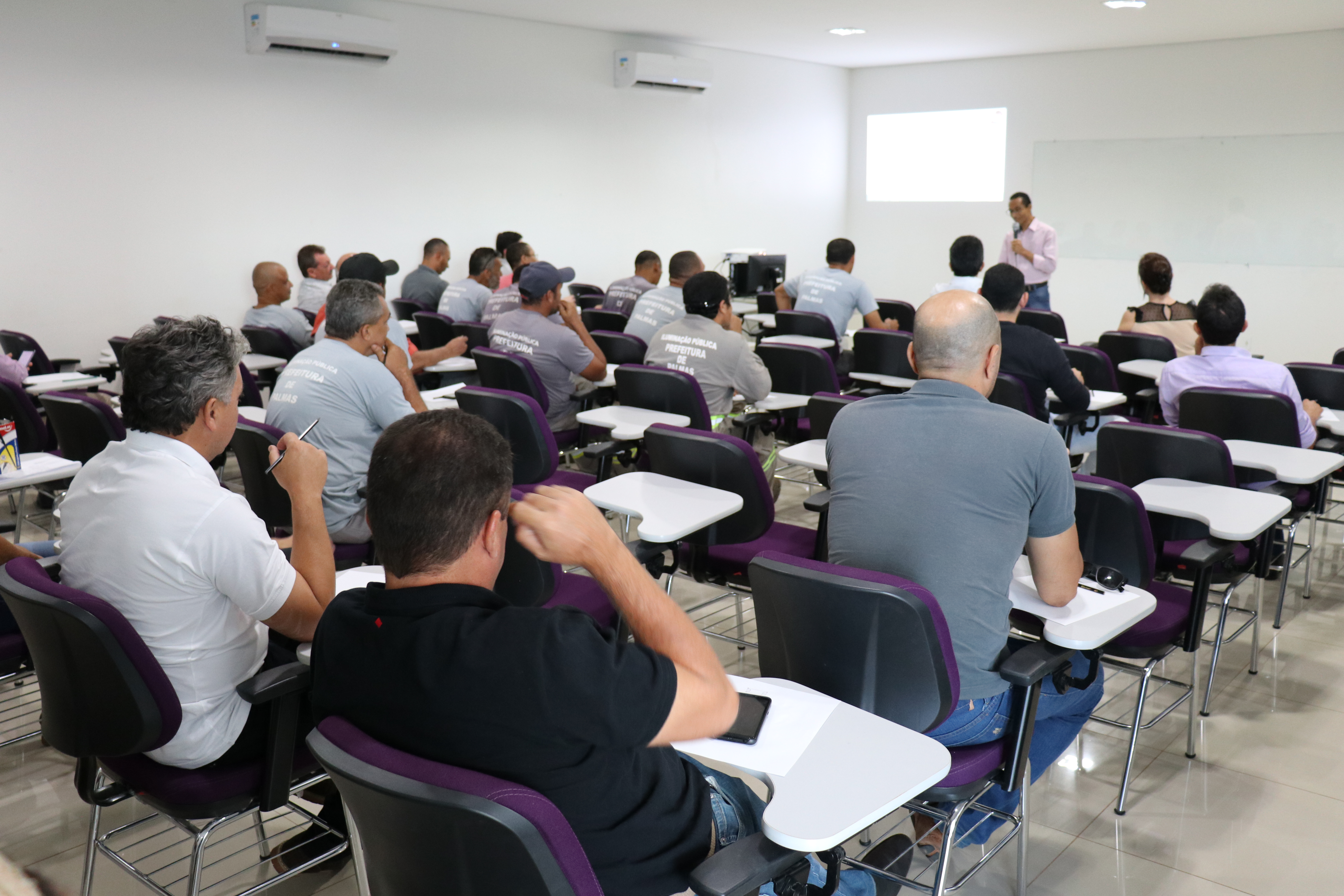 Servidores aprendem como lidar com o dinheiro de forma inteligente durante evento em comemoração ao Dia dos Pais