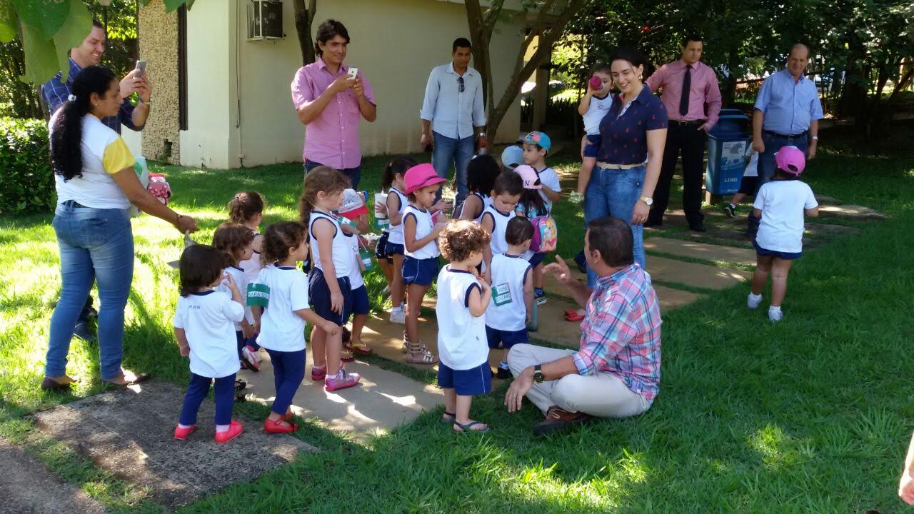 Alunos da Escola Vagalume realizam atividade de educação ambiental no Orquidário Municipal