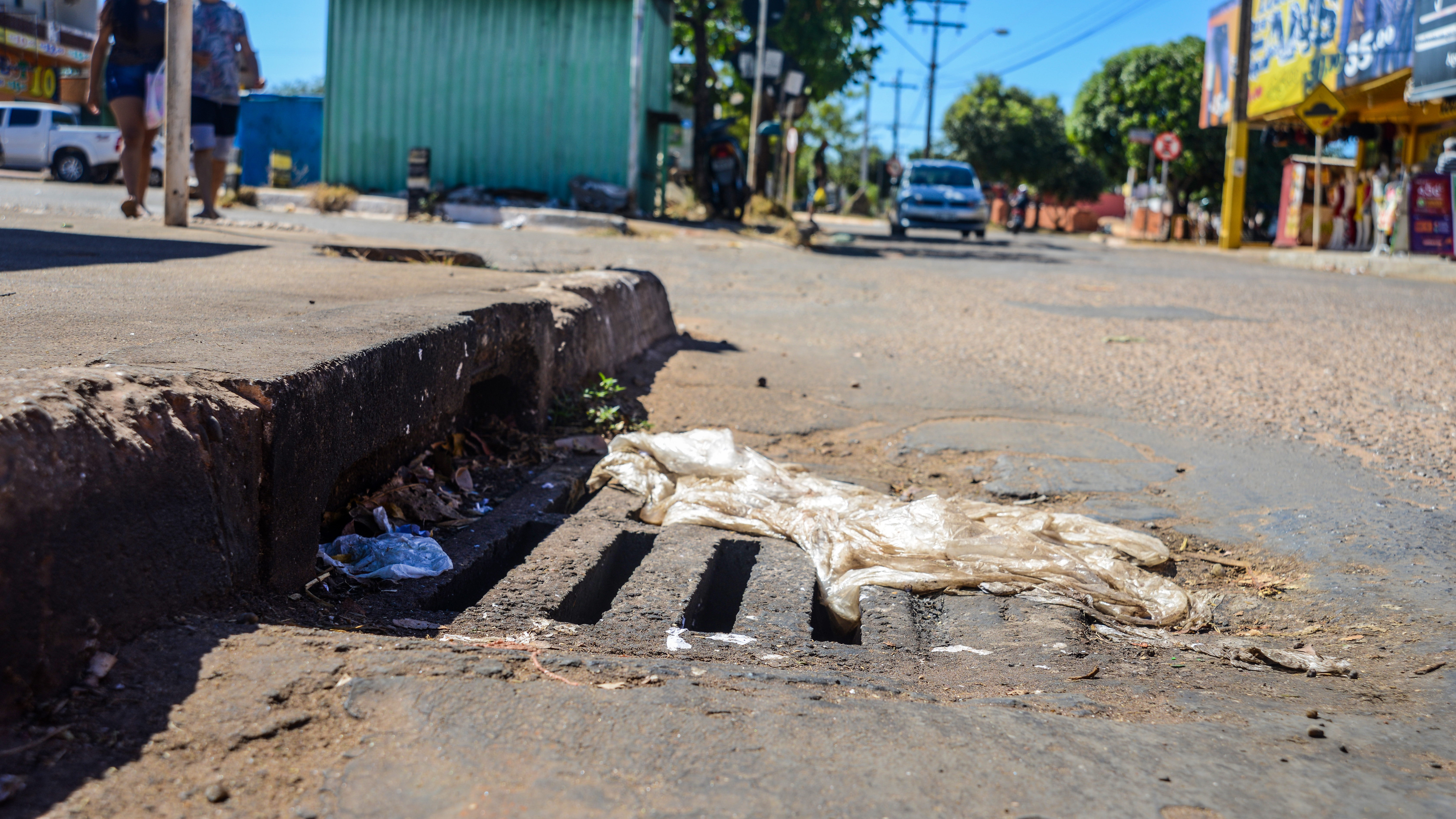 Você sabia que a drenagem de águas da chuva na sua rua pode ser prejudicada pelo lixo e veículos mal estacionados?