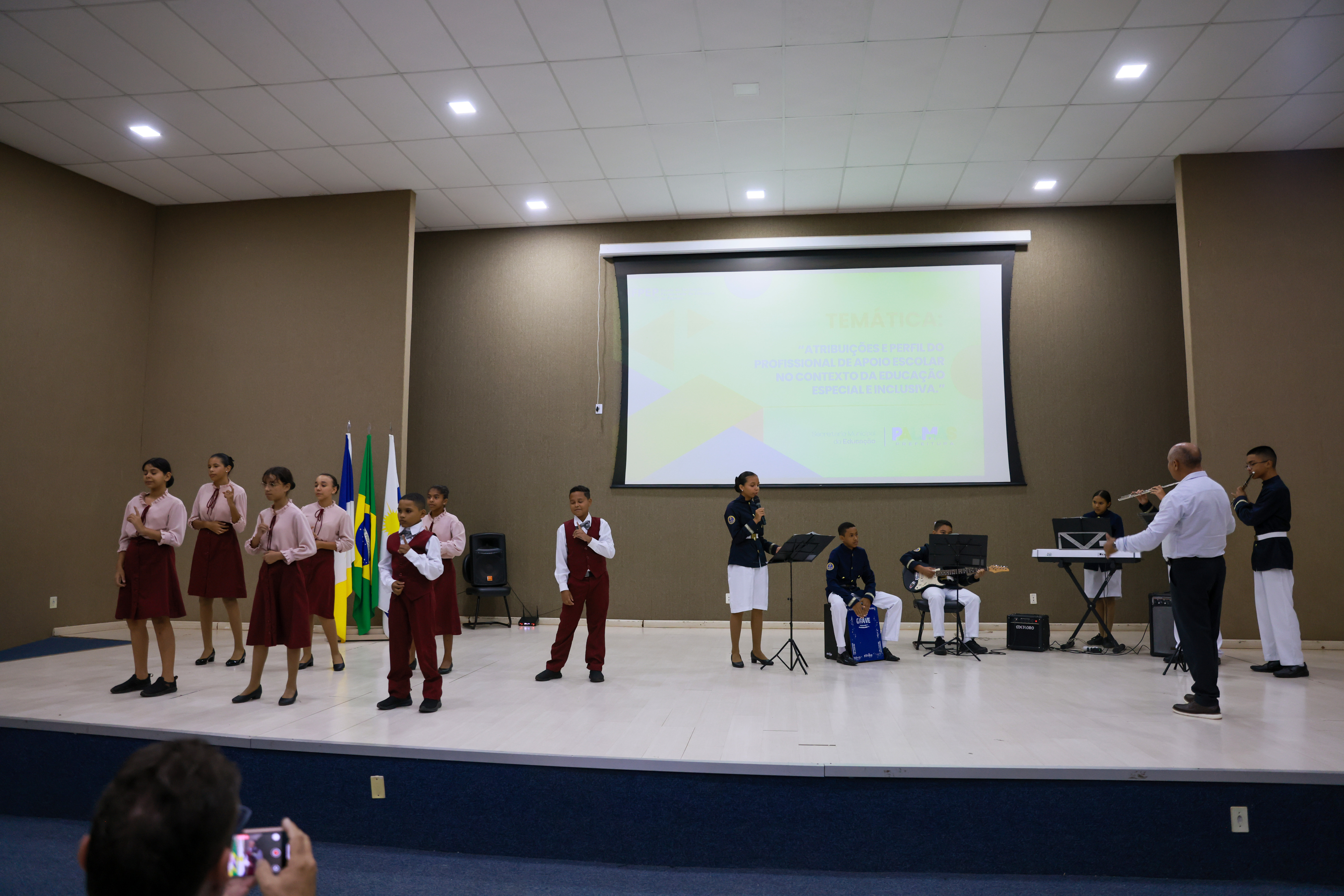 Apresentação cultural da banda instrumental e o coral de Libras da ETI Almirante Tamandaré
