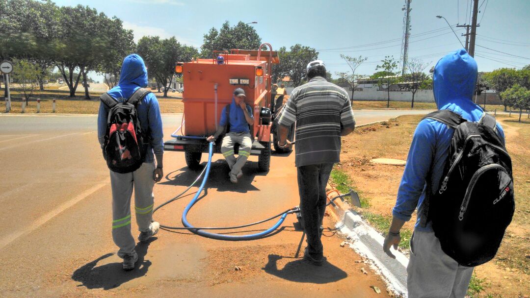Prefeitura adquire maquinário para pintura de meios-fios