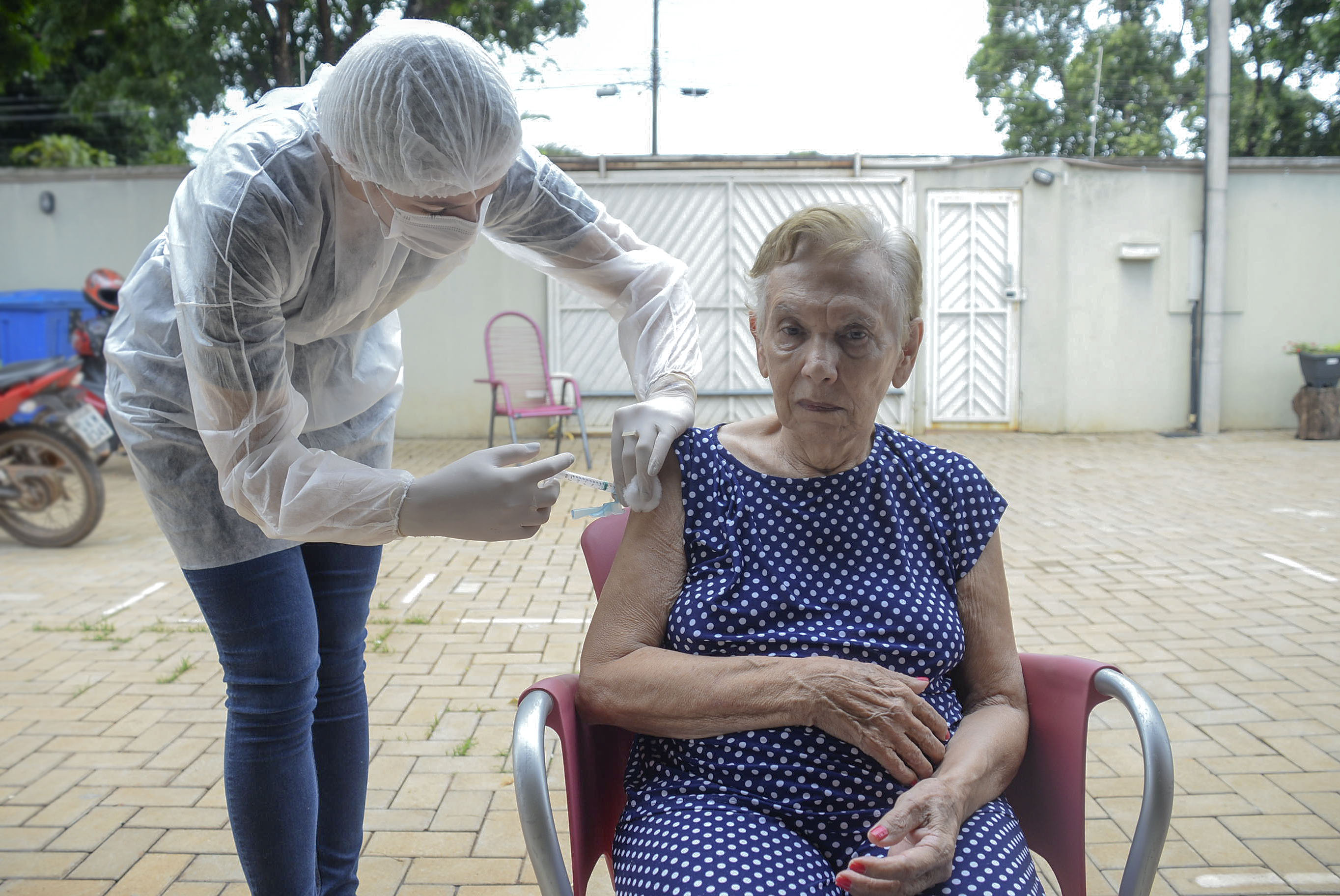 Idosos de lares de longa permanência em Palmas começam a receber vacina contra Covid-19
