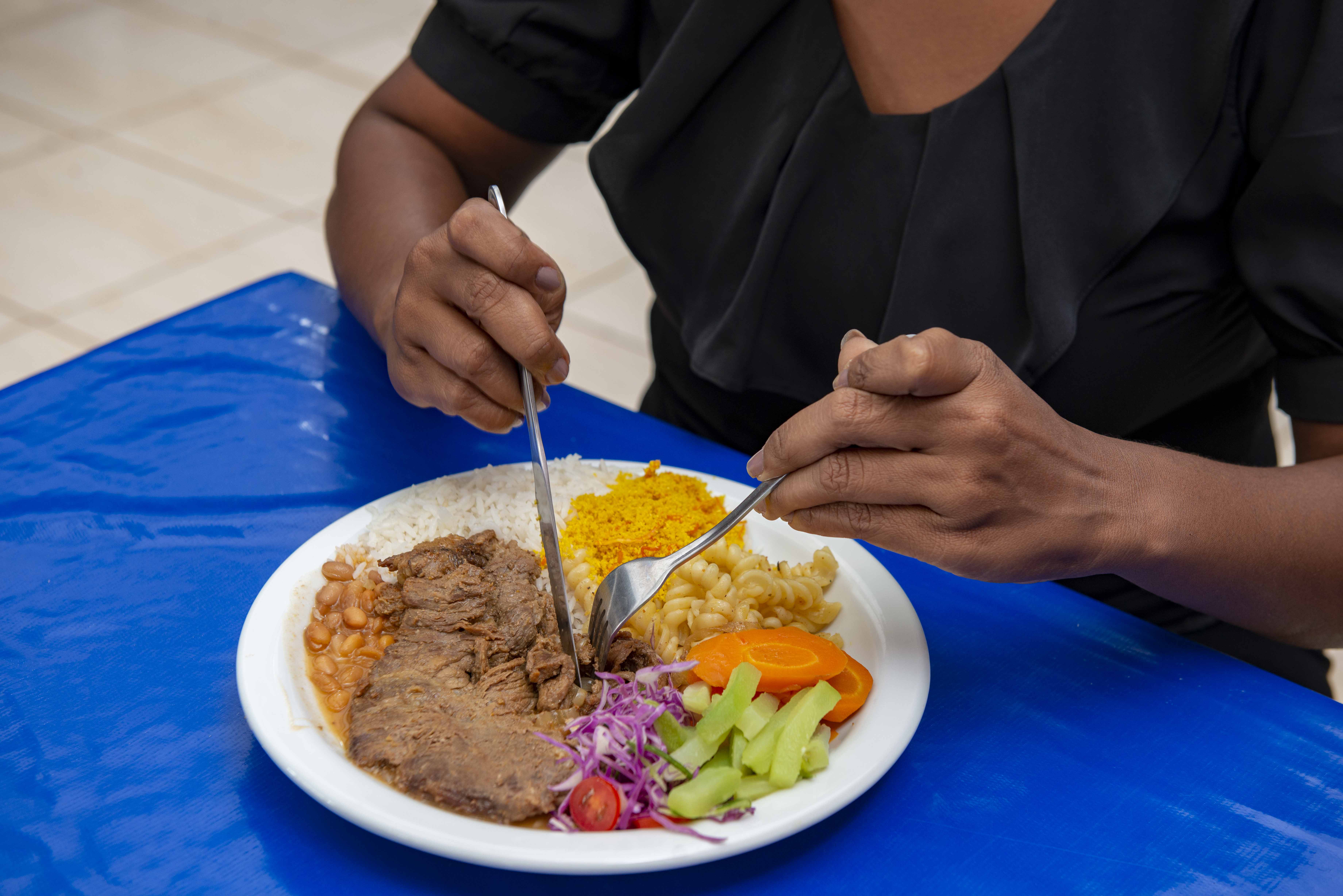 Estabelecimentos credenciados começam a servir comida popular a R$ 3,00