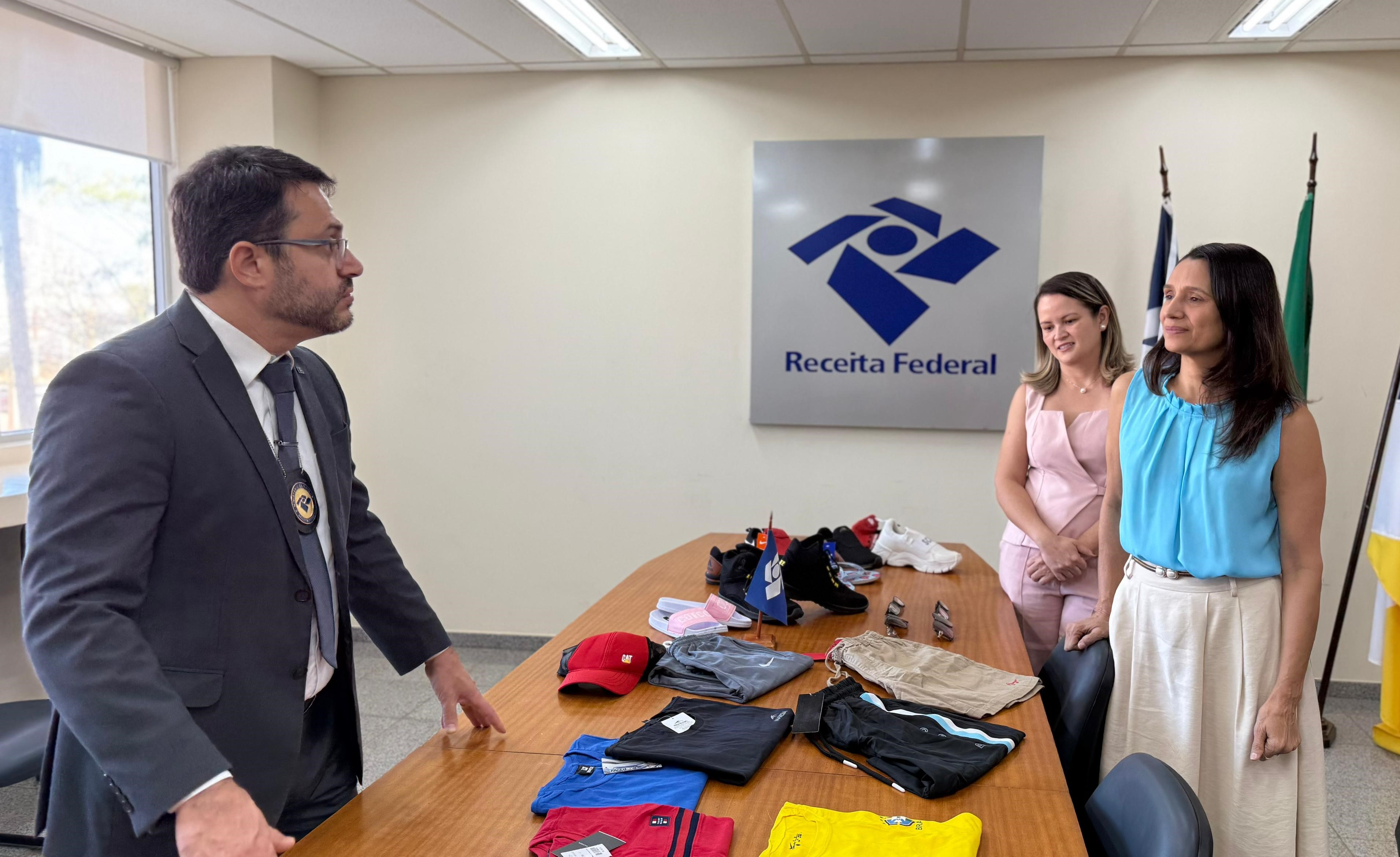 Durante a visita delegado titular no Tocantins Ricardo Wagner Magalhães mostrou para Polyanna Siqueira Campos itens que foram apreendidos em ações da entidade