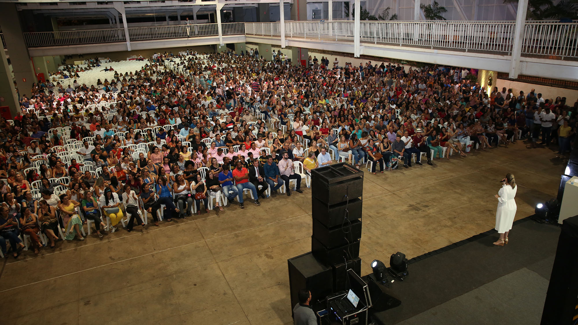 Prefeita abre o ano letivo com professores da Rede Municipal e anuncia cumprimento de vantagens da carreira