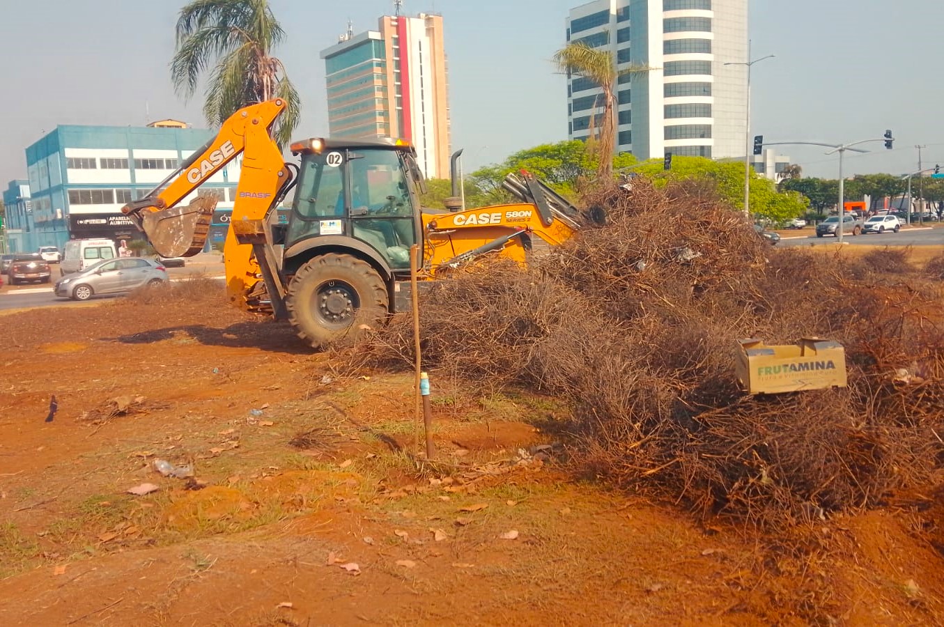 Limpeza com retroescavadeira no canteiro central da Avenida Teotônio Segurado