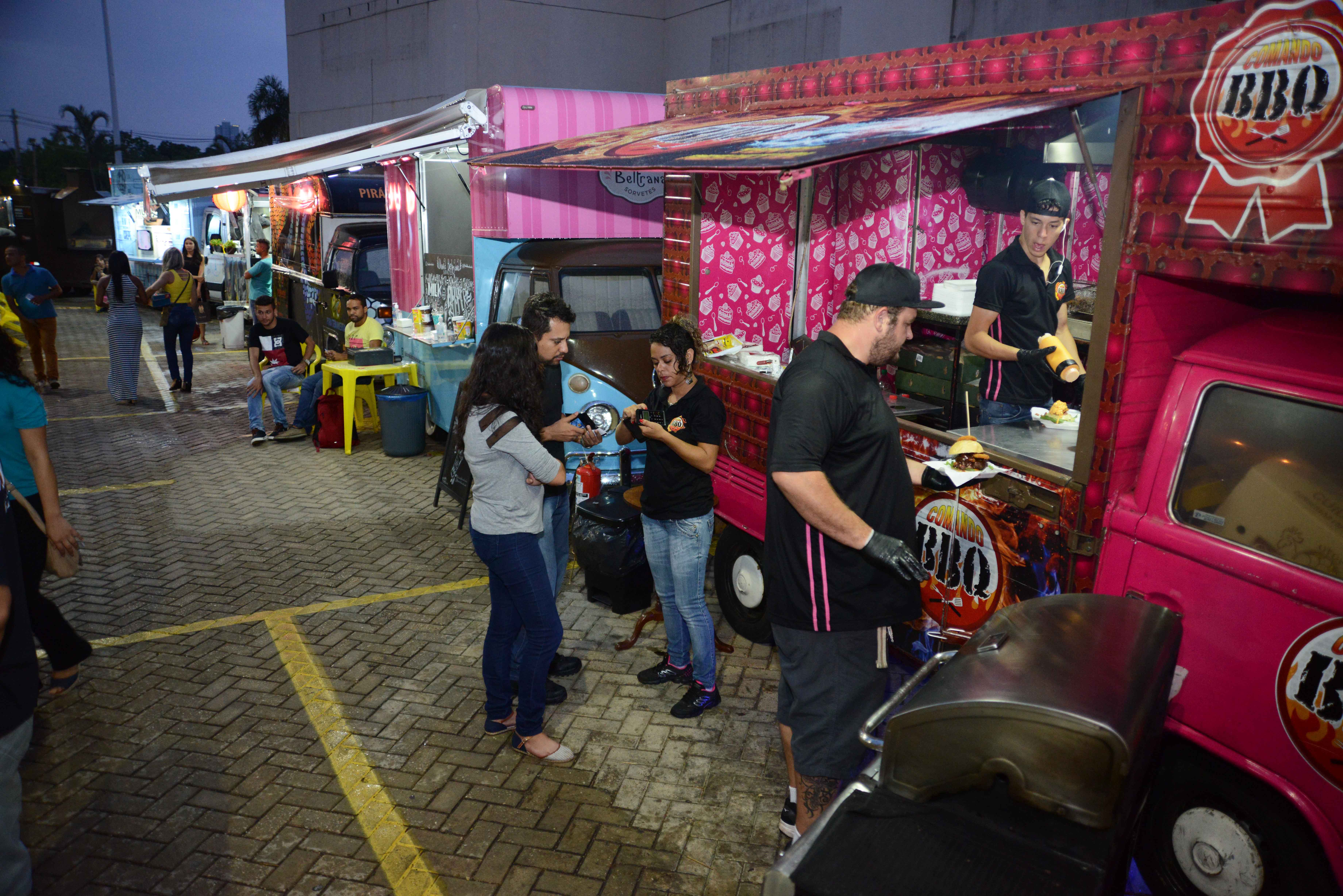 Em noite com temperatura agradável, palmenses prestigiam encontro de máquinas antigas e food truck
