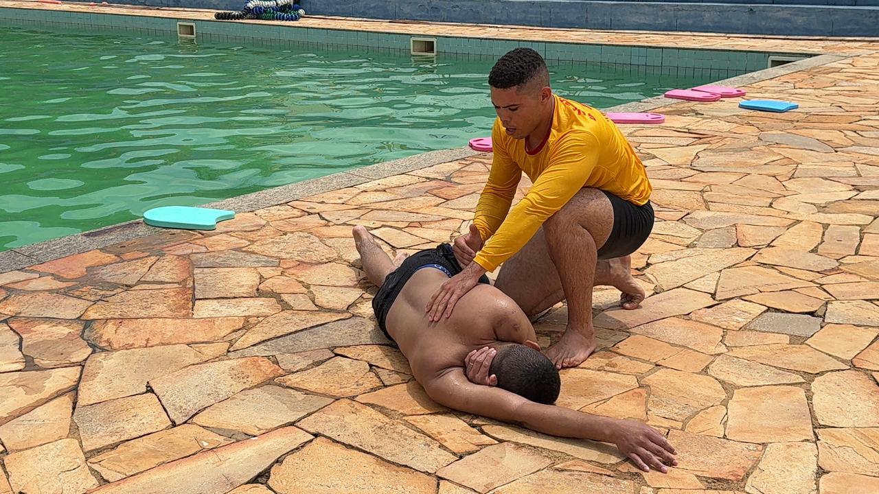 Resgate e primeiros socorros após a retirada da vítima da água