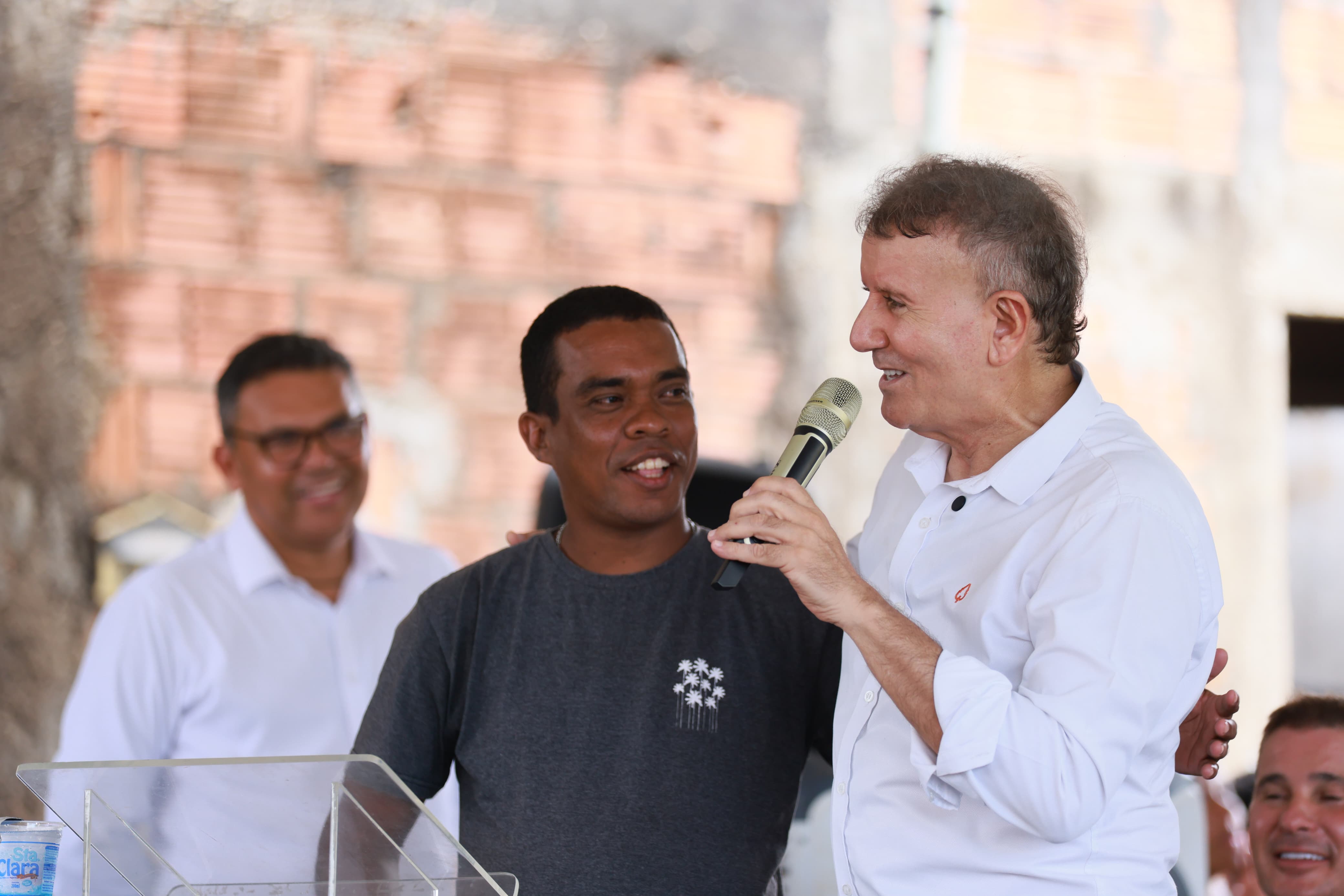 Prefeito Eduardo Siqueira ao lado do presidente da Associação de Moradores da Arno 44, Weder Cesar