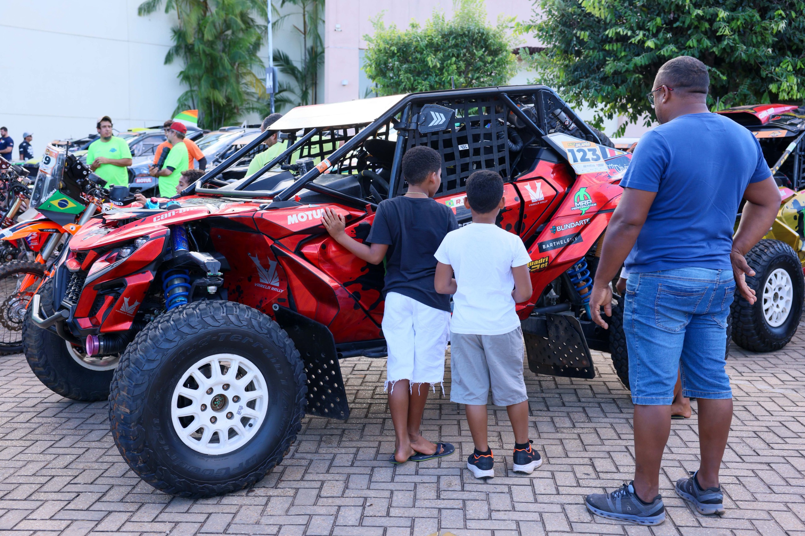 Público conferindo beleza das máquinas da competição