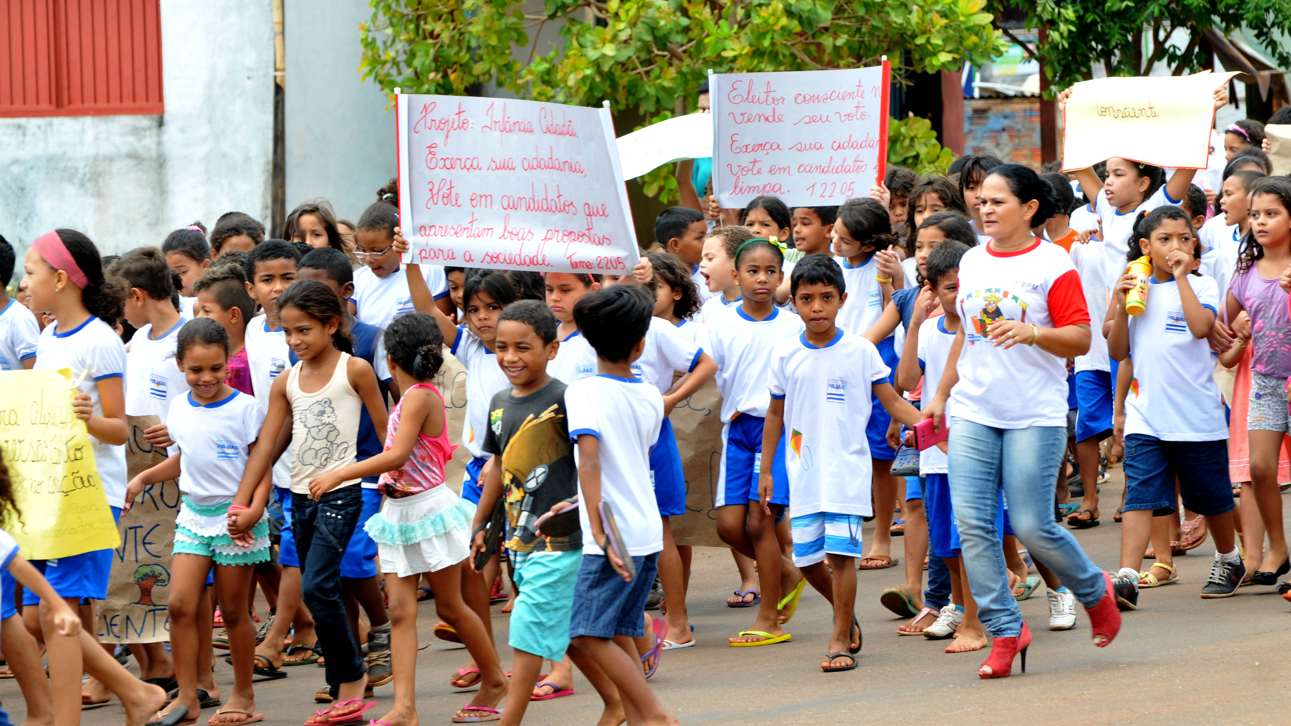Alunos da ETI Cora Coralina fazem passeata pelo voto consciente