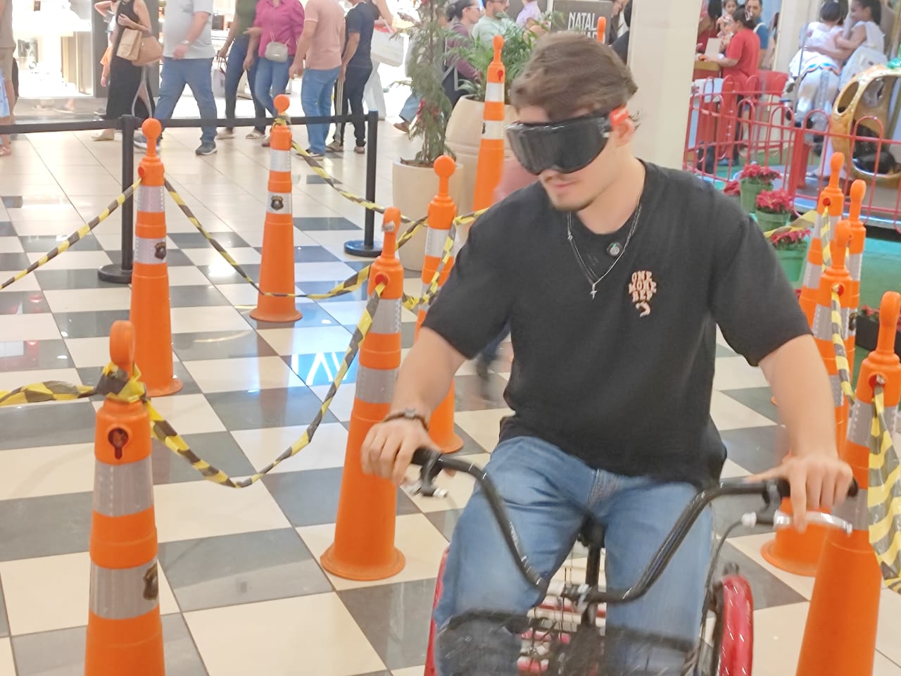 Visitante do Shopping aceitou o convite para participar do circuito com utilização dos óculos simuladores de embriaguez