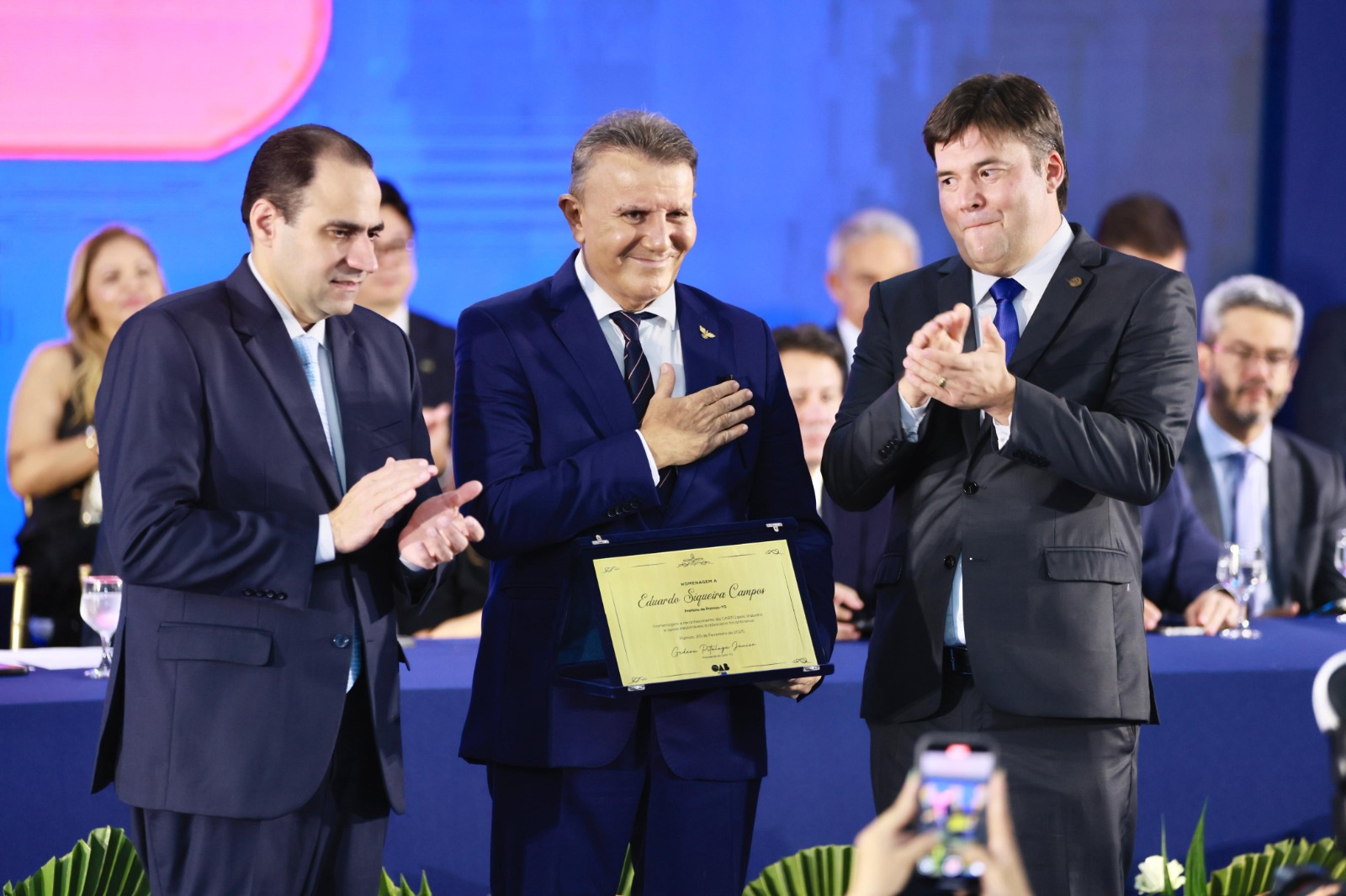 Eduardo Siqueira Campos recebe condecoração da OAB