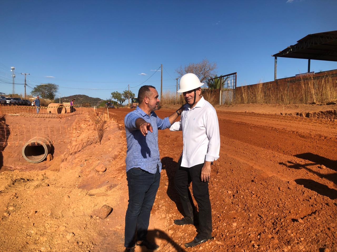 Prefeito Eduardo, acompanhado do secretário de Infraestrutura e Obras Públicas, Paulo Cezar Monteiro, em canteiro de obras