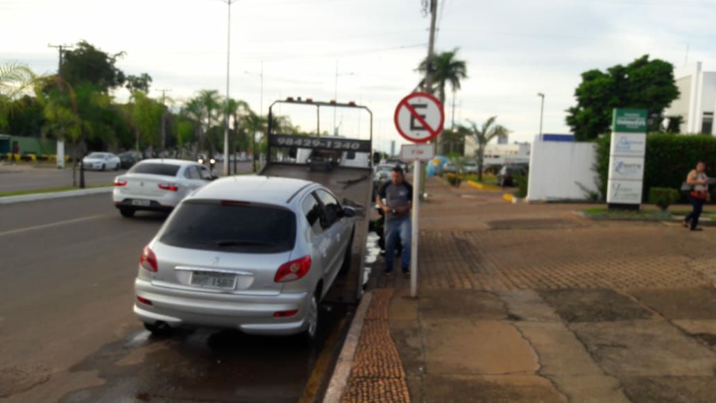 Veículo estacionado irregularmente é identificado com registro de roubo e removido por agentes de Trânsito
